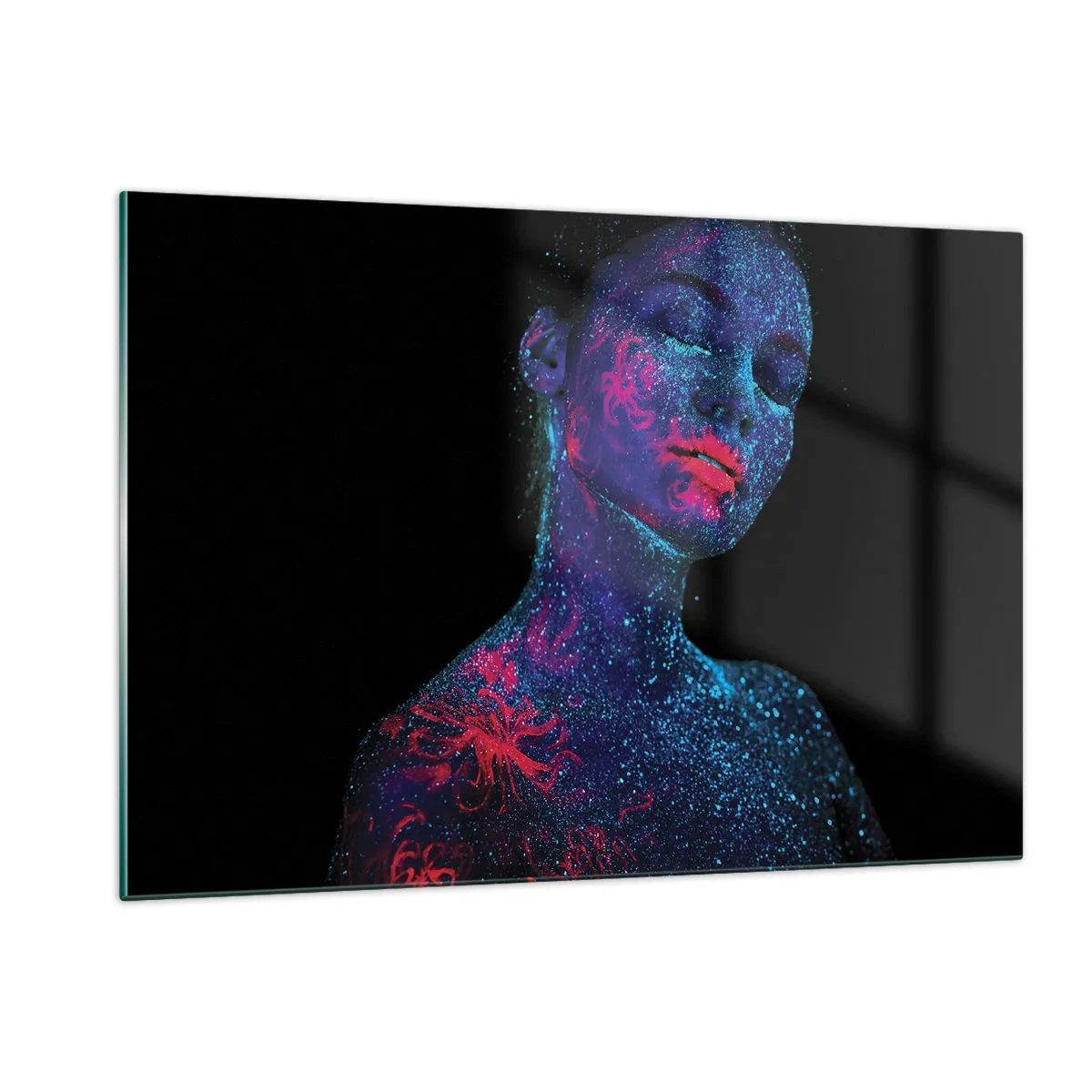 Glasbild - Bild auf glas - Porträt einer Frau mit fluoreszierender Körperbemalung - 120x80cm - Im Sternenstaub - Moderne Wanddekoration für Wohnzimmer und Schlafzimmer ARTTOR