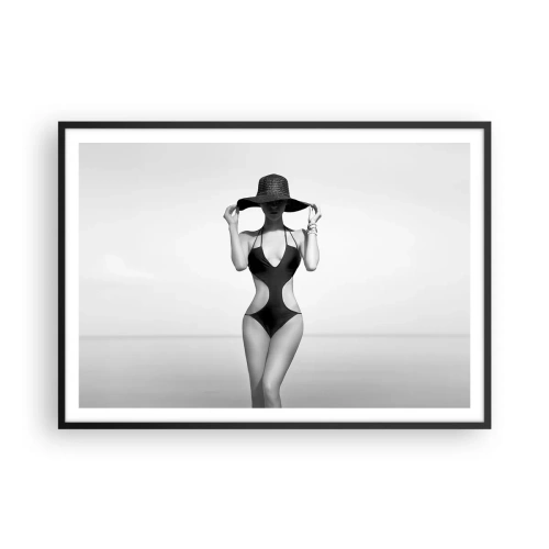 Poster in einem schwarzem Rahmen - Schwarz-weiße Silhouette einer Frau mit Hut vor dem Meereshintergrund - 100x70cm - Mein Name ist: Eleganz - Moderne Wanddekoration für Wohnzimmer und Schlafzimmer ARTTOR