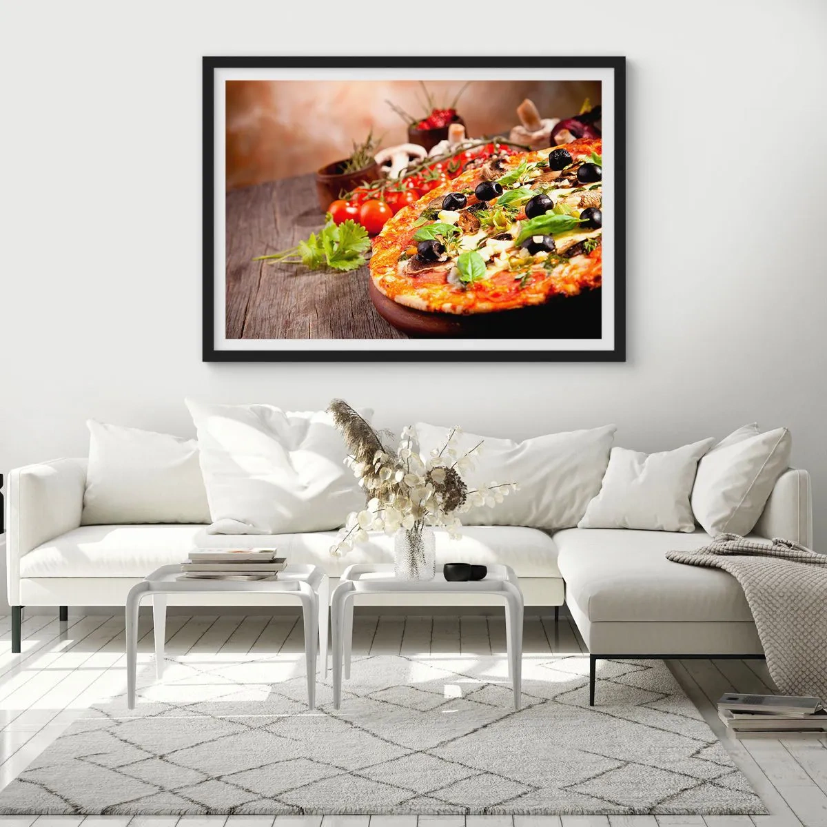 Poster in einem schwarzem Rahmen - Pizza mit Oliven, Basilikum und frischen Zutaten auf Holzhintergrund - 70x50cm - Aus den tellurischen Zutaten - Moderne Wanddekoration für Wohnzimmer und Schlafzimmer ARTTOR