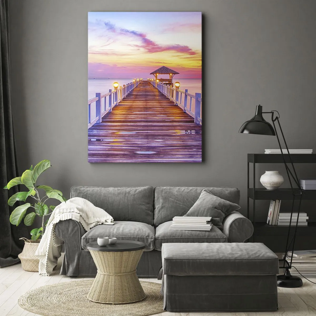 Bild auf Leinwand - Leinwandbild - Ein Pier über dem Wasser bei Sonnenuntergang in Pastellfarben - 50x70cm - Die lila-goldene Stille des Abends - Moderne Wanddekoration für Wohnzimmer und Schlafzimmer ARTTOR