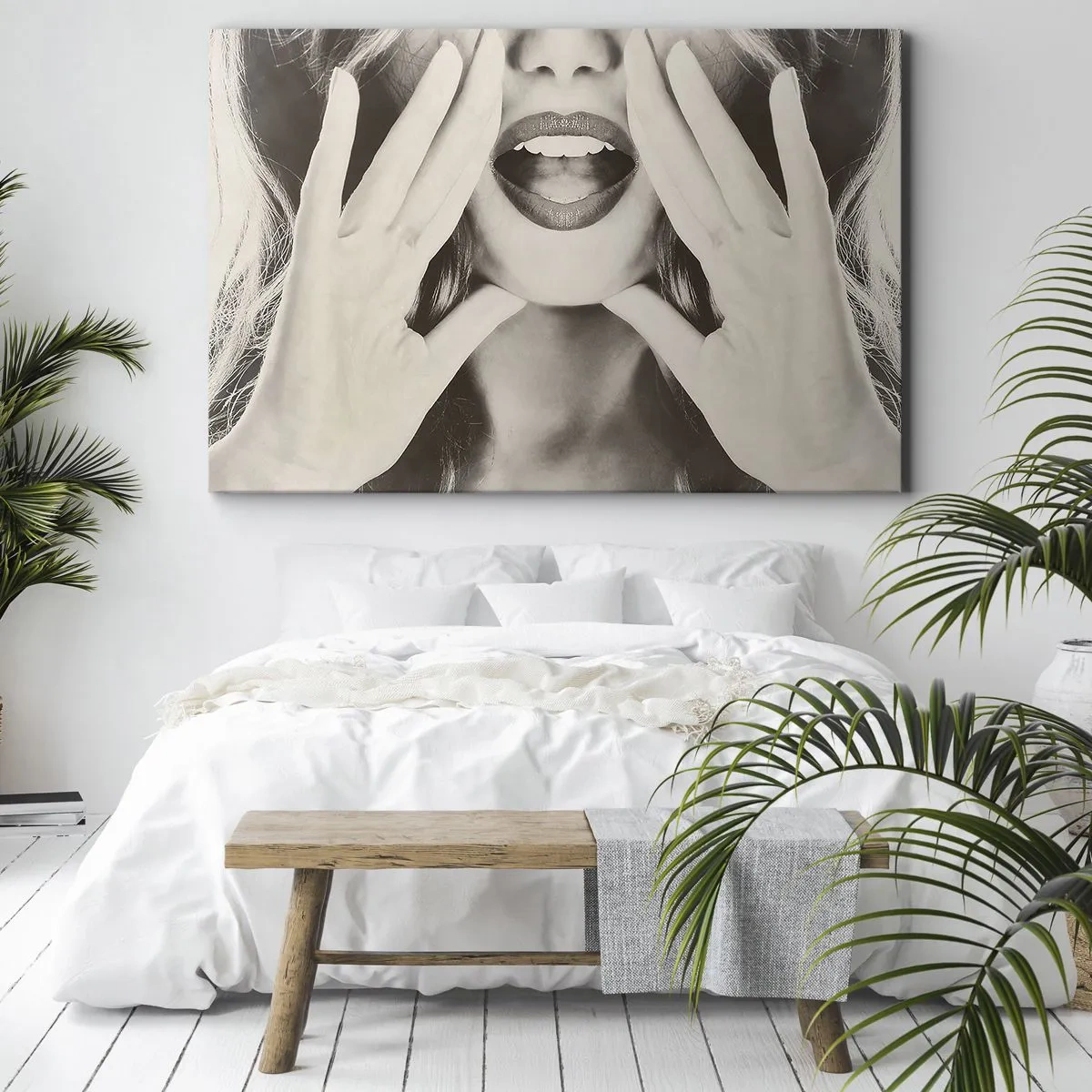 Bild auf Leinwand - Leinwandbild - Schwarz-Weiß-Porträt einer Frau mit ausdrucksstarken Lippen und Händen - 70x50cm - Ich komme schon! - Moderne Wanddekoration für Wohnzimmer und Schlafzimmer ARTTOR