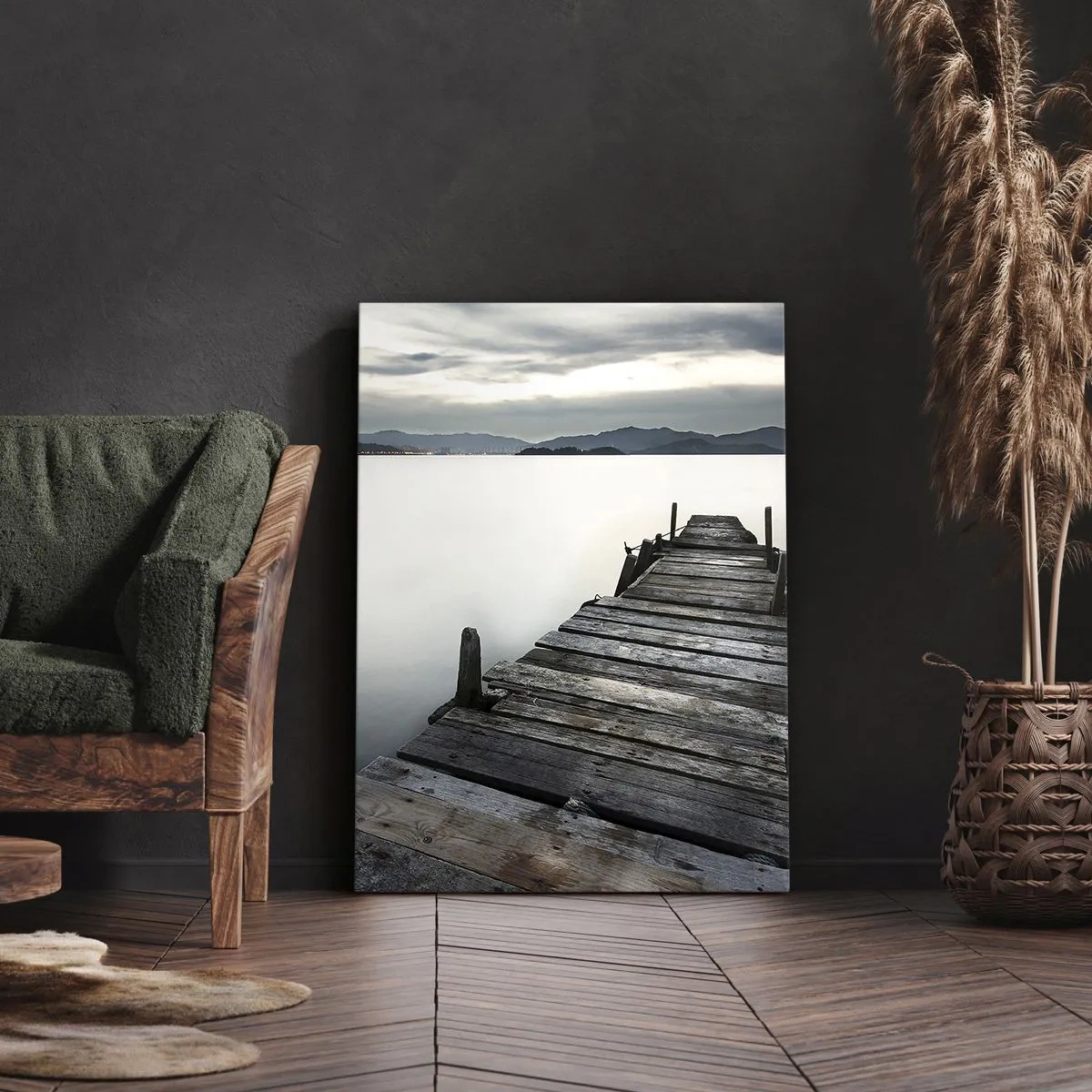 Bild auf Leinwand - Leinwandbild - Eine Holzbrücke, die zu einem ruhigen See führt - 70x100cm - Tauchen Sie ein in Ruhe - Moderne Wanddekoration für Wohnzimmer und Schlafzimmer ARTTOR