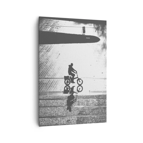 Bild auf Leinwand - Leinwandbild - Schwarz-weiße Silhouette eines Radfahrers auf einer nassen Straße - 70x100cm - Vor sich hin durch die Stadt - Moderne Wanddekoration für Wohnzimmer und Schlafzimmer ARTTOR