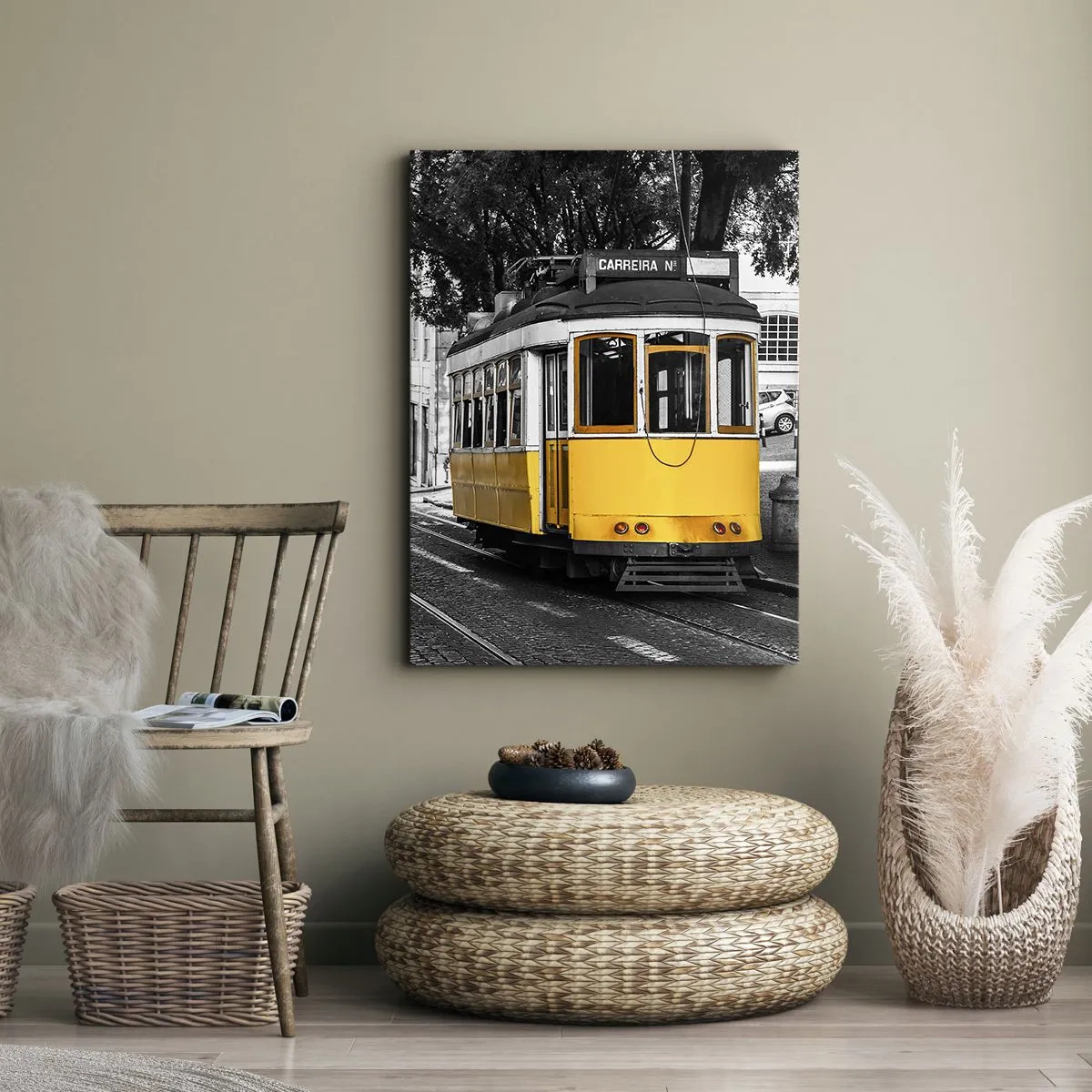 Bild auf Leinwand - Leinwandbild - Eine gelbe Straßenbahn vor dem Hintergrund einer schwarz-weißen Straße - 50x70cm - Und Fado im Hintergrund - Moderne Wanddekoration für Wohnzimmer und Schlafzimmer ARTTOR