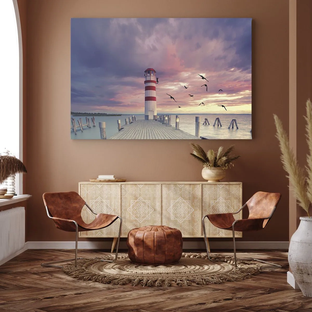 Bild auf Leinwand - Leinwandbild - Ein Leuchtturm auf dem Pier, umgeben von einem malerischen Sonnenuntergang - 70x50cm - Es ist Zeit zum Hafen zu gehen - Moderne Wanddekoration für Wohnzimmer und Schlafzimmer ARTTOR