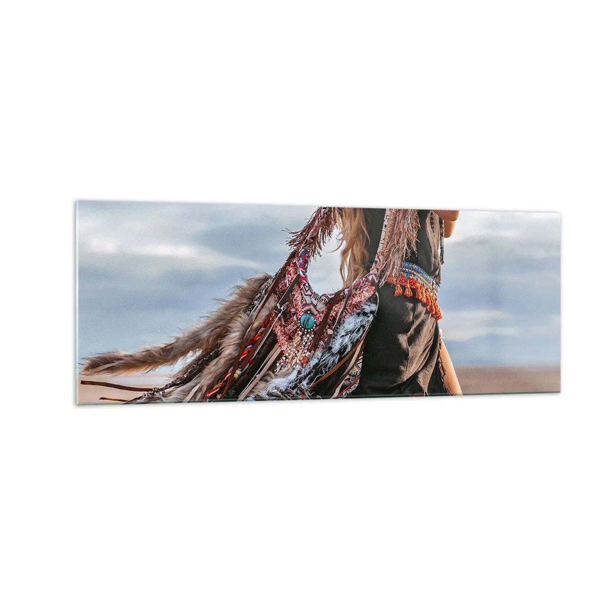Glasbild - Bild auf glas - Eine Frau im Boho-Stil mit Feder- und Schmuckdetails - 140x50cm - Das Mädchen des Schamanen - Moderne Wanddekoration für Wohnzimmer und Schlafzimmer ARTTOR