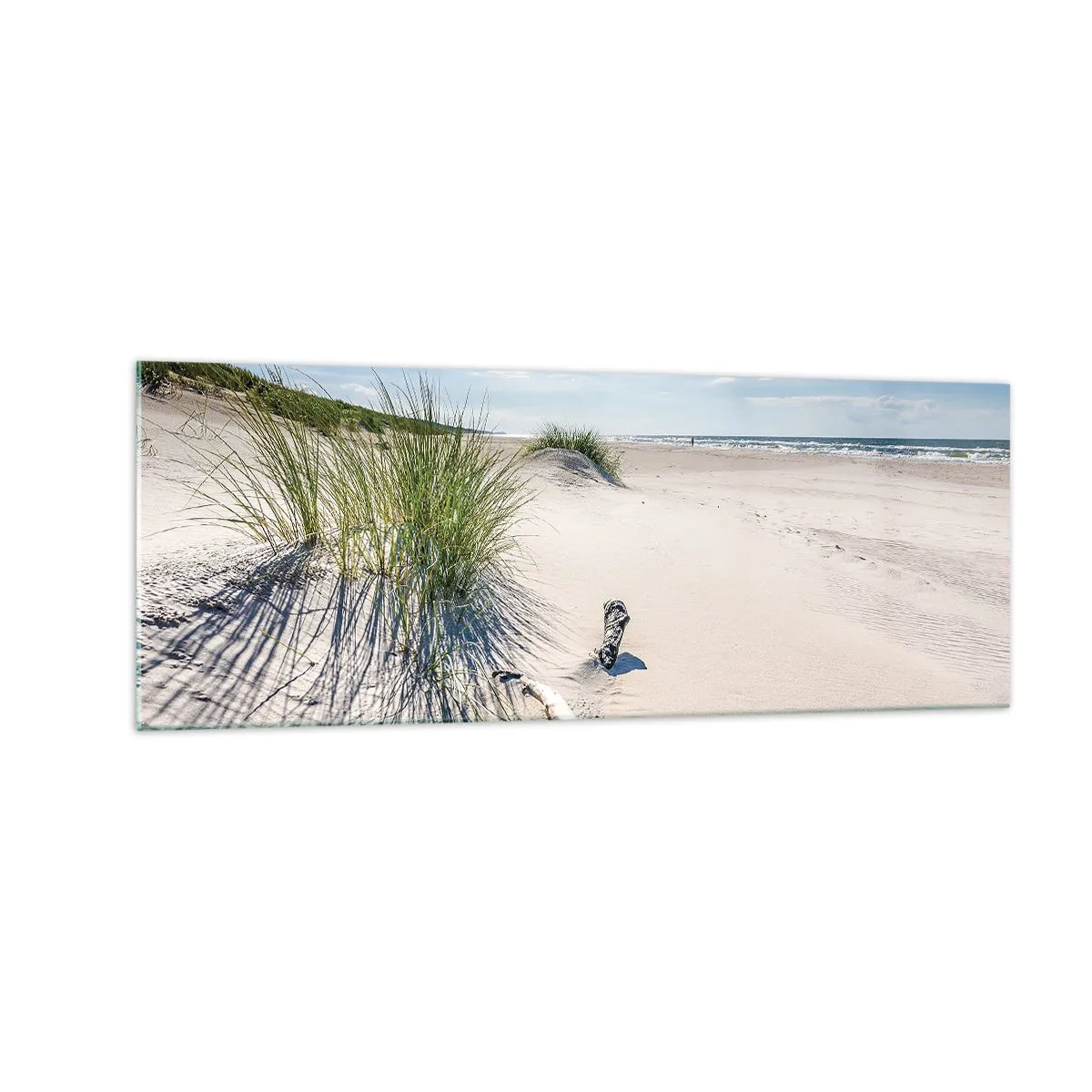Glasbild - Bild auf glas - Ein Ostseestrand mit Sand, Gras und einem ruhigen blauen Himmel - 140x50cm - Der schönste Strand? Ostsee-Strand - Moderne Wanddekoration für Wohnzimmer und Schlafzimmer ARTTOR