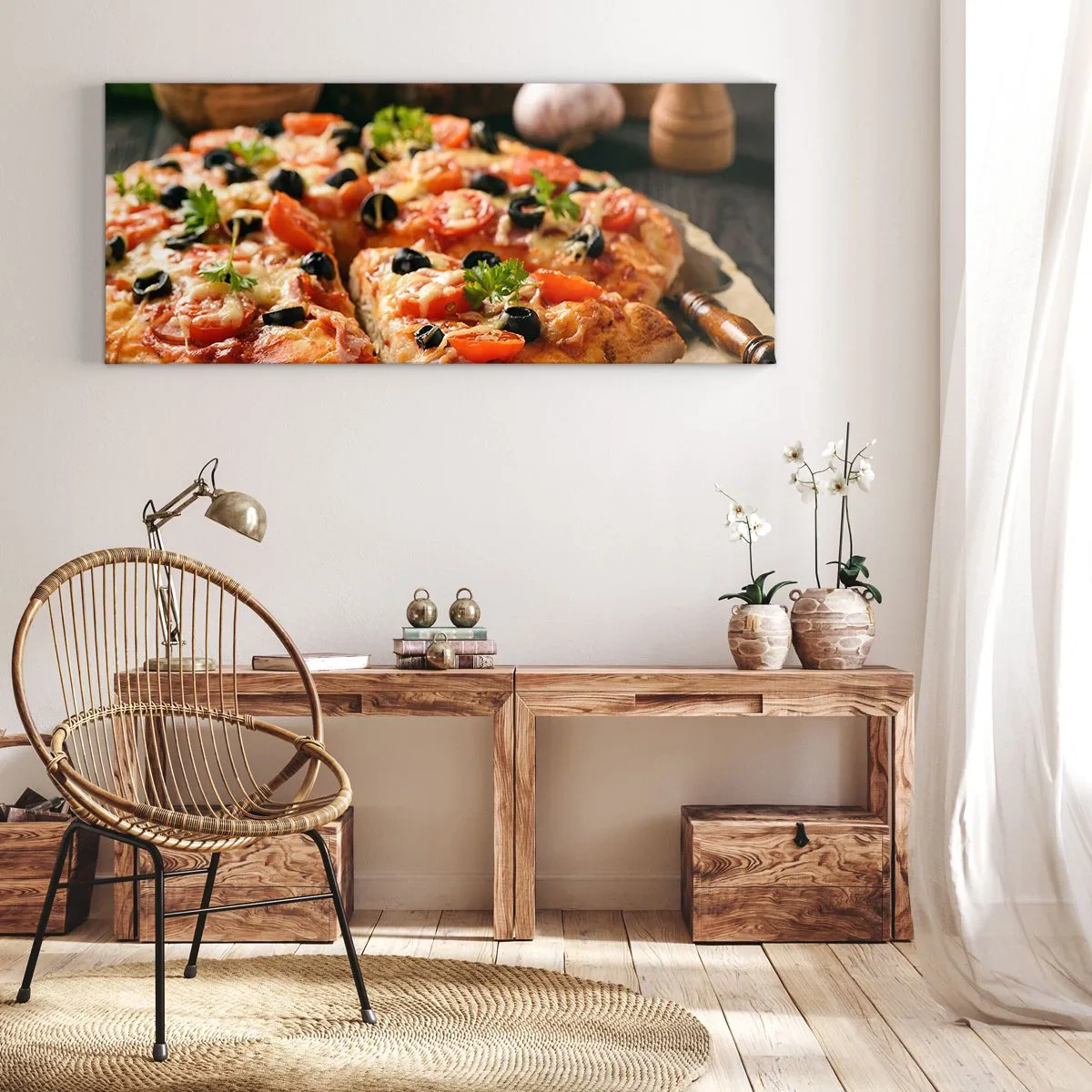Bild auf Leinwand - Leinwandbild - Pizza mit Tomaten, Oliven und frischen Kräutern auf dem Tisch - 140x50cm - Du bist schon wieder davongekommen - Moderne Wanddekoration für Wohnzimmer und Schlafzimmer ARTTOR