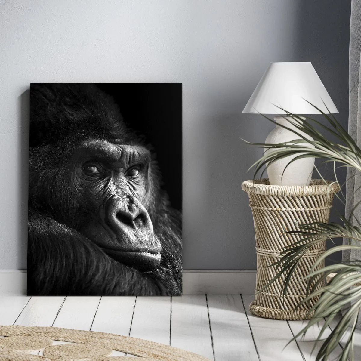 Bild auf Leinwand - Leinwandbild - Schwarz-Weiß-Porträt eines majestätischen Gorillas - 50x70cm - Und was guckst du so? - Moderne Wanddekoration für Wohnzimmer und Schlafzimmer ARTTOR