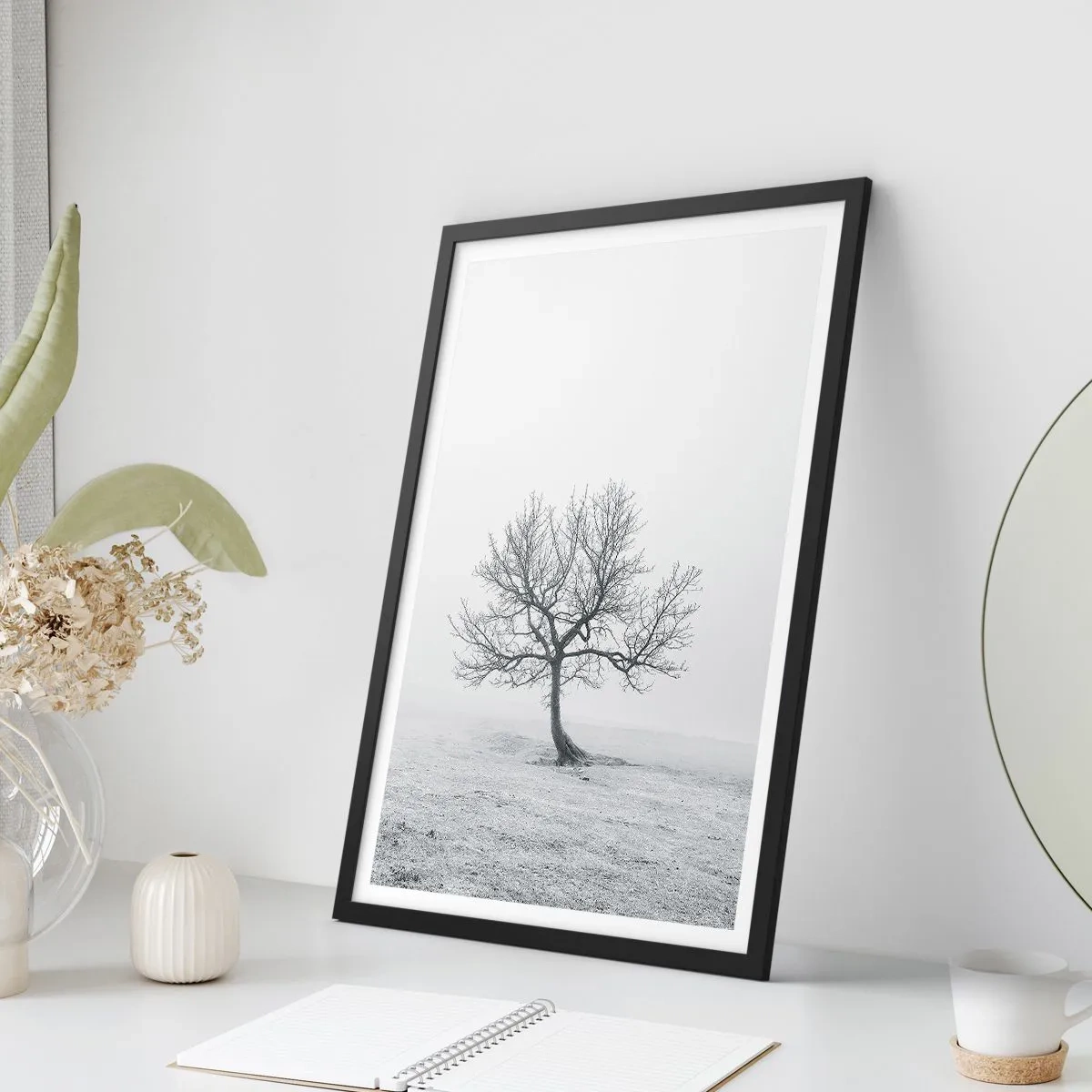 Poster in einem schwarzem Rahmen - Eine minimalistische Landschaft mit einem einsamen Baum in einer Winterkulisse. - 50x70cm - Gegen das Nichts - Moderne Wanddekoration für Wohnzimmer und Schlafzimmer ARTTOR
