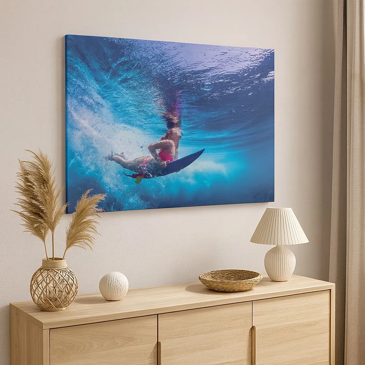 Bild auf Leinwand - Leinwandbild - Ein Surfer unter Wasser in einer dynamischen Komposition in Blautönen. - 70x50cm - Tiefe der Freude - Moderne Wanddekoration für Wohnzimmer und Schlafzimmer ARTTOR
