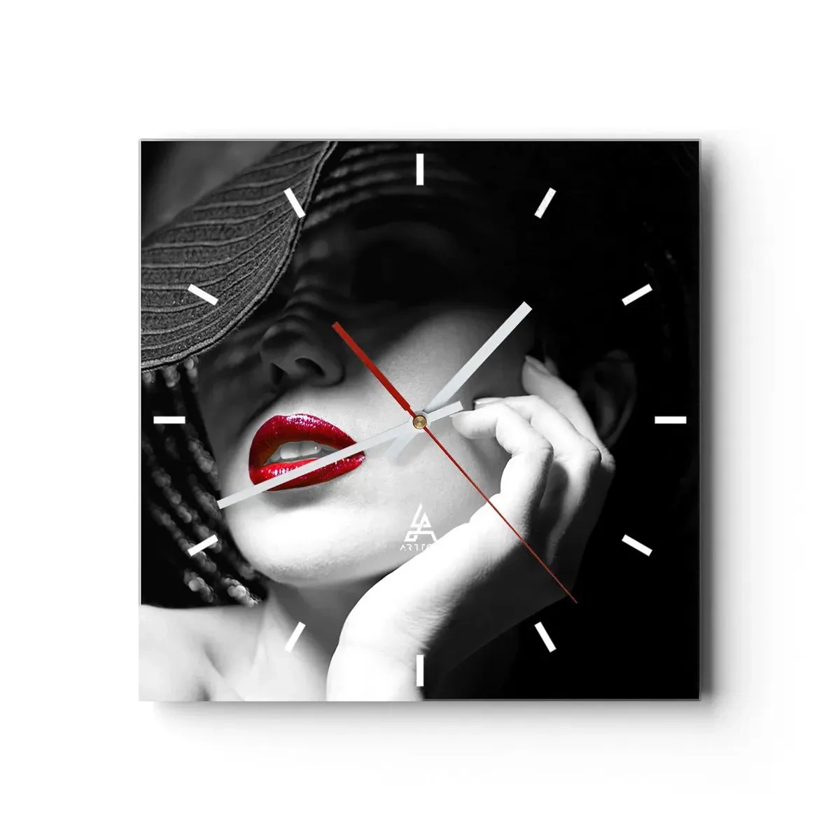 Wanduhr - Glasuhr - Schwarz-Weiß-Porträt einer Frau mit roten Lippen - 30x30cm - Eine Studie in Scharlachrot - Moderne Wanddekoration für Wohnzimmer und Schlafzimmer ARTTOR