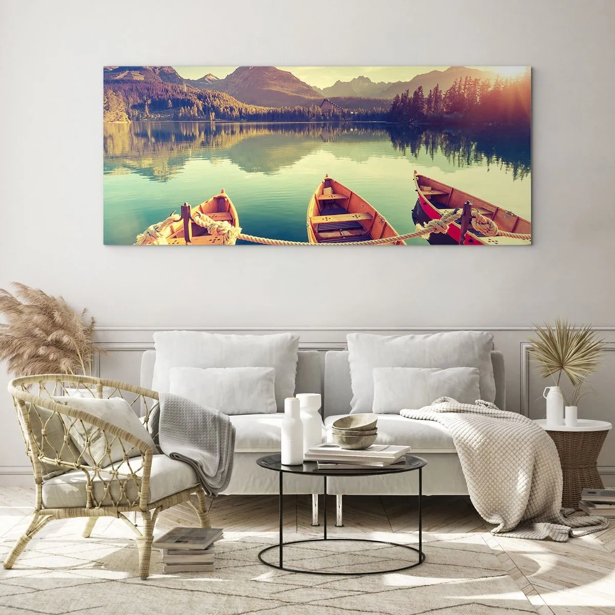 Glasbild - Bild auf glas - Boote auf einem ruhigen See, umgeben von Bergen bei Sonnenuntergang - 140x50cm - Lebe nach ihren Gesetzen - Moderne Wanddekoration für Wohnzimmer und Schlafzimmer ARTTOR