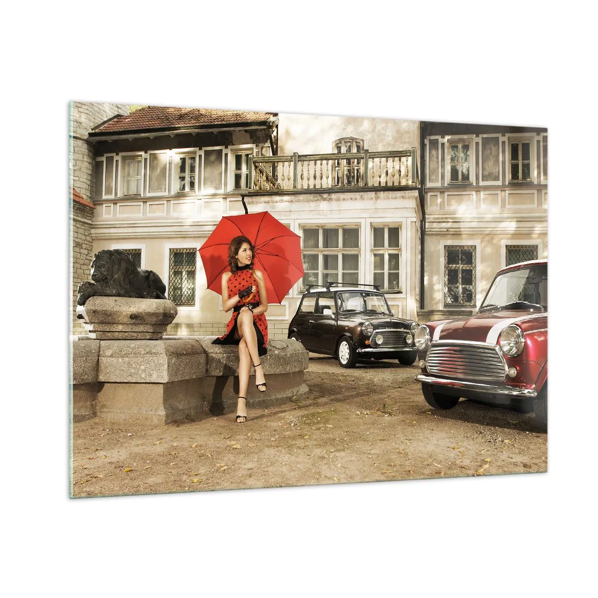 Glasbild - Bild auf glas - Frau mit rotem Regenschirm und Oldtimern - 100x70cm - Eine sentimentale Minireise - Moderne Wanddekoration für Wohnzimmer und Schlafzimmer ARTTOR