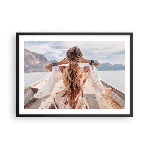 Poster in einem schwarzem Rahmen - Frau auf einem Boot mit Blick auf die Berge und das Wasser, Boho-Stil - 70x50cm - Auf dem Weg zum Glück - Moderne Wanddekoration für Wohnzimmer und Schlafzimmer ARTTOR