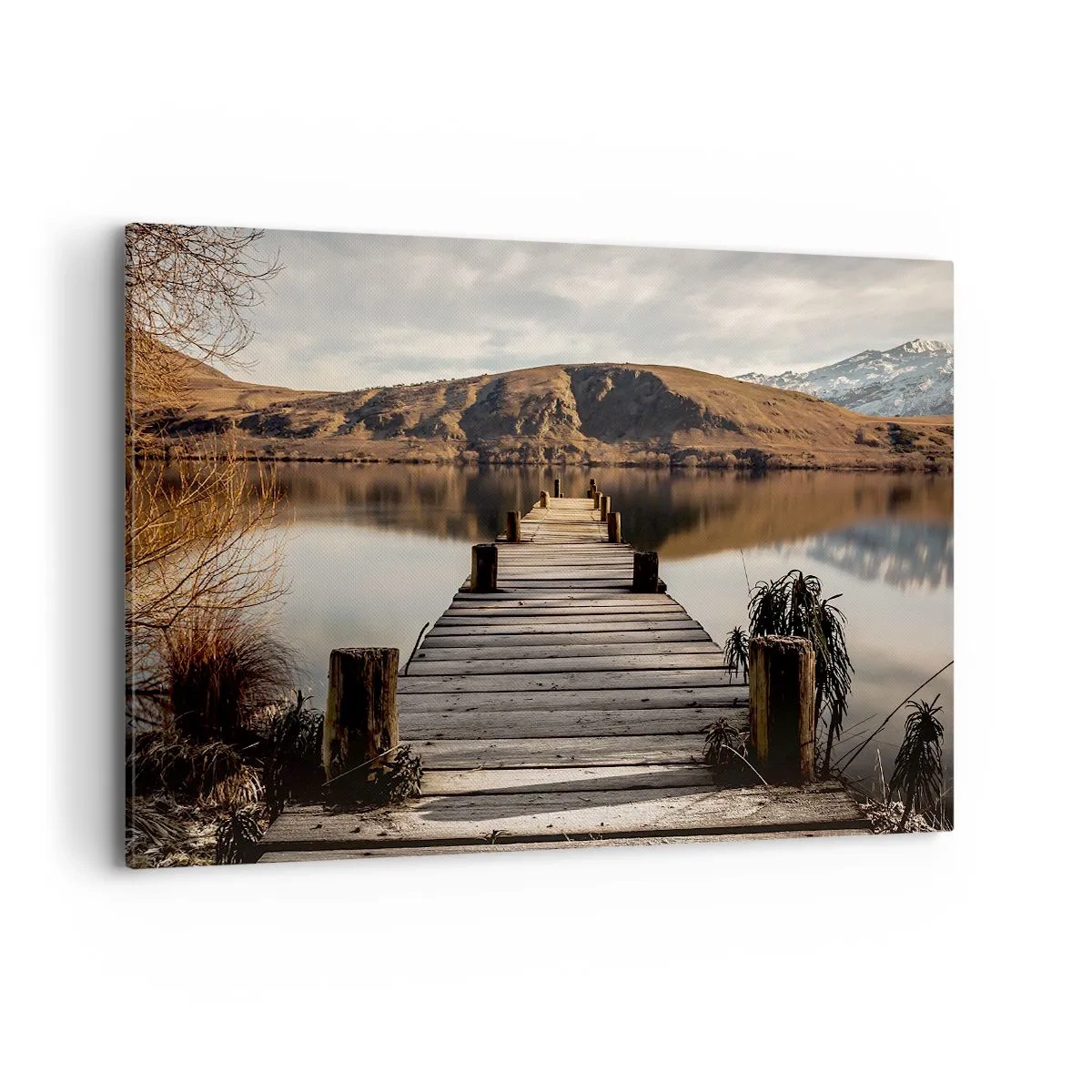 Bild auf Leinwand - Leinwandbild - Ein Holzsteg über einem See, umgeben von malerischen Hügeln - 120x80cm - Landschaft in Stille - Moderne Wanddekoration für Wohnzimmer und Schlafzimmer ARTTOR