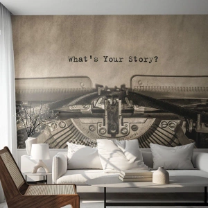 Fototapete Premium Sand - Eine Schreibmaschine mit einem Stück Papier und den Worten „Was ist deine Geschichte?“ darauf - 100x70cm - Erzähl es mir - Moderne Wanddekoration für Wohnzimmer und Schlafzimmer ARTTOR