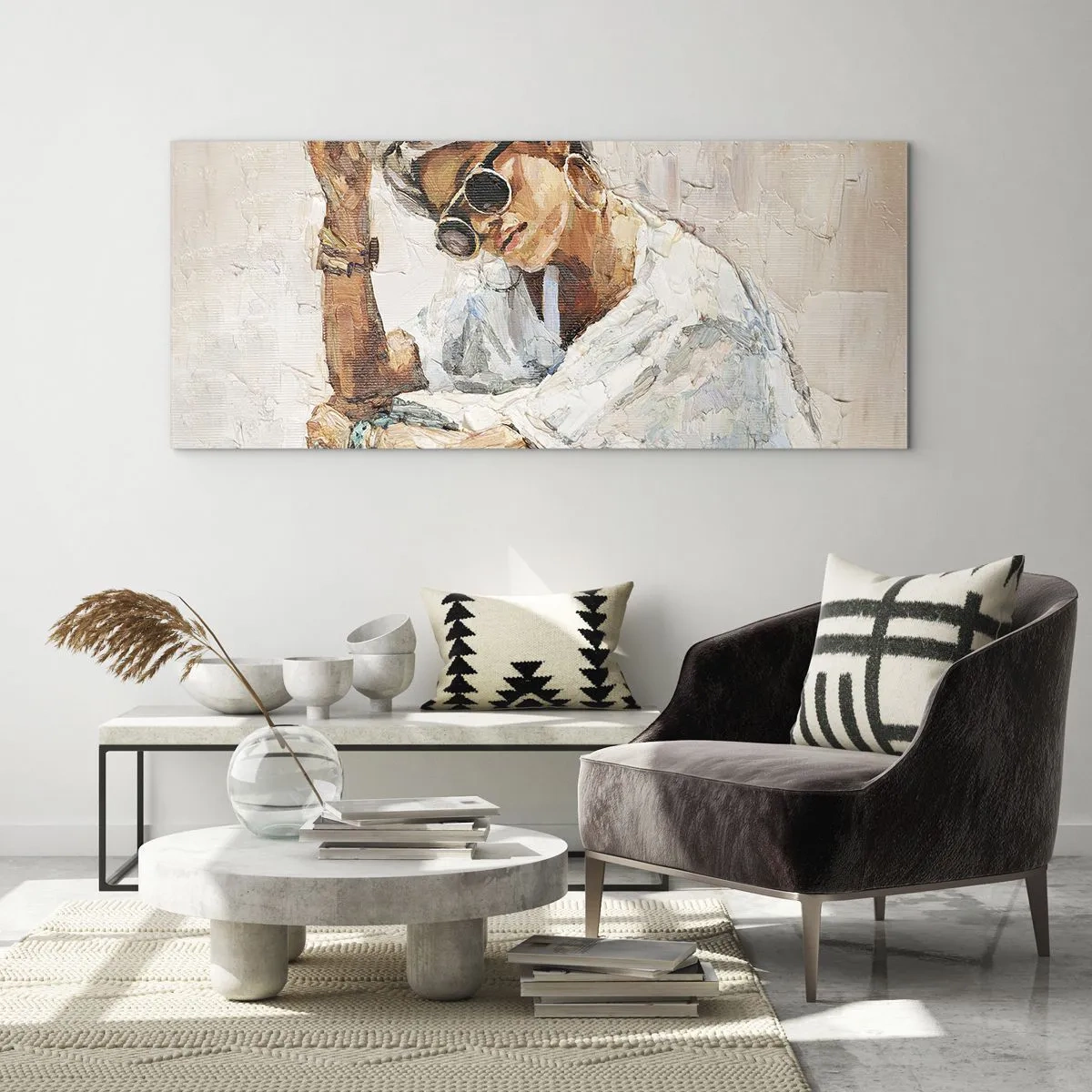Glasbild - Bild auf glas - Porträt einer Frau mit Sonnenbrille vor einer hellen Wand - 120x50cm - Porträt in voller Sonne - Moderne Wanddekoration für Wohnzimmer und Schlafzimmer ARTTOR