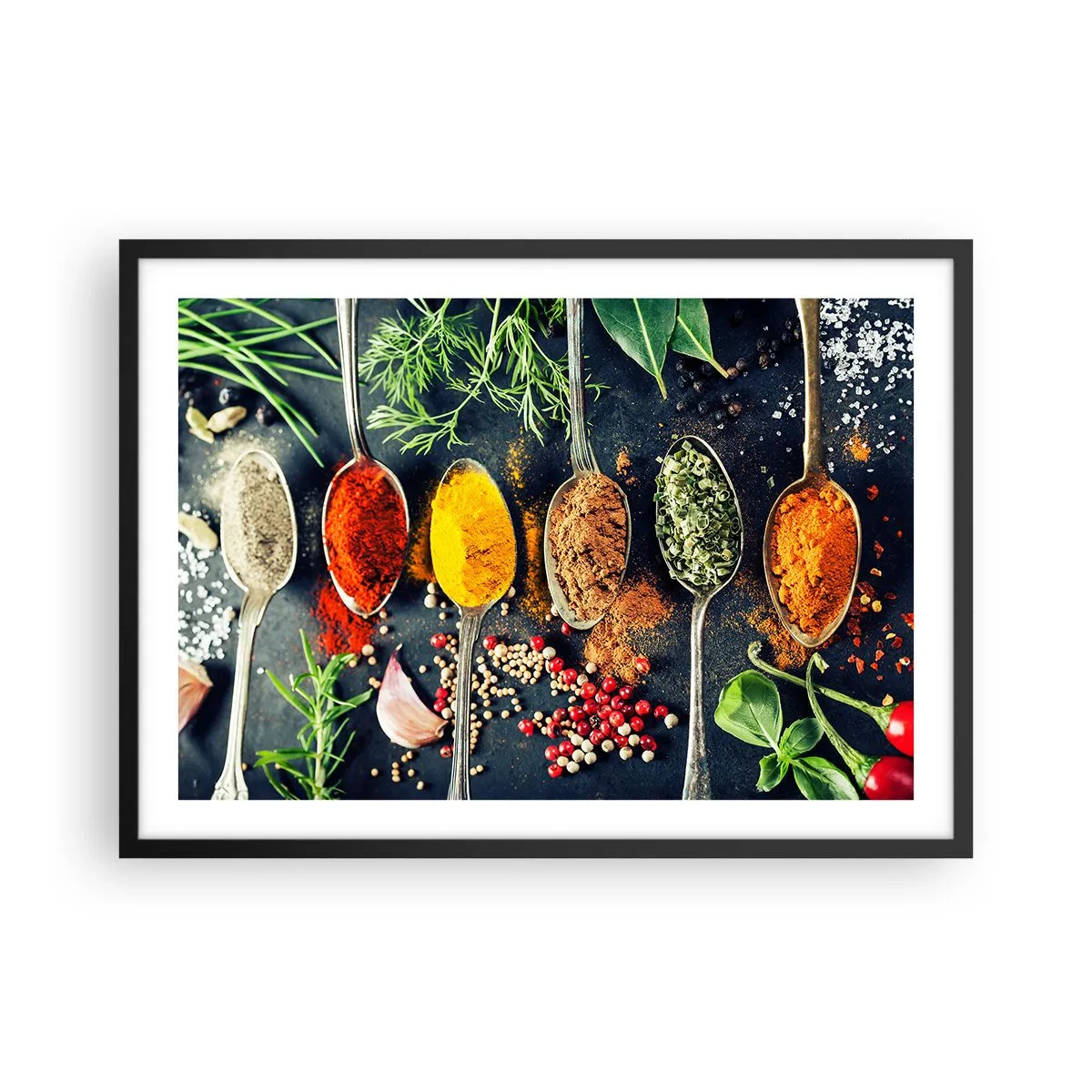Poster in einem schwarzem Rahmen - Bunte Gewürze auf Löffeln mit Kräutern im Hintergrund - 70x50cm - Kulinarische Magie - Moderne Wanddekoration für Wohnzimmer und Schlafzimmer ARTTOR
