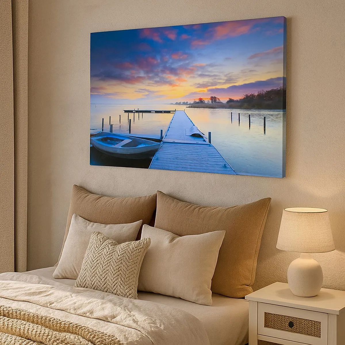 Bild auf Leinwand - Leinwandbild - Ein Seesteg bei Sonnenuntergang mit einem Boot am Ufer - 70x50cm - Violett-goldene Ruhe - Moderne Wanddekoration für Wohnzimmer und Schlafzimmer ARTTOR