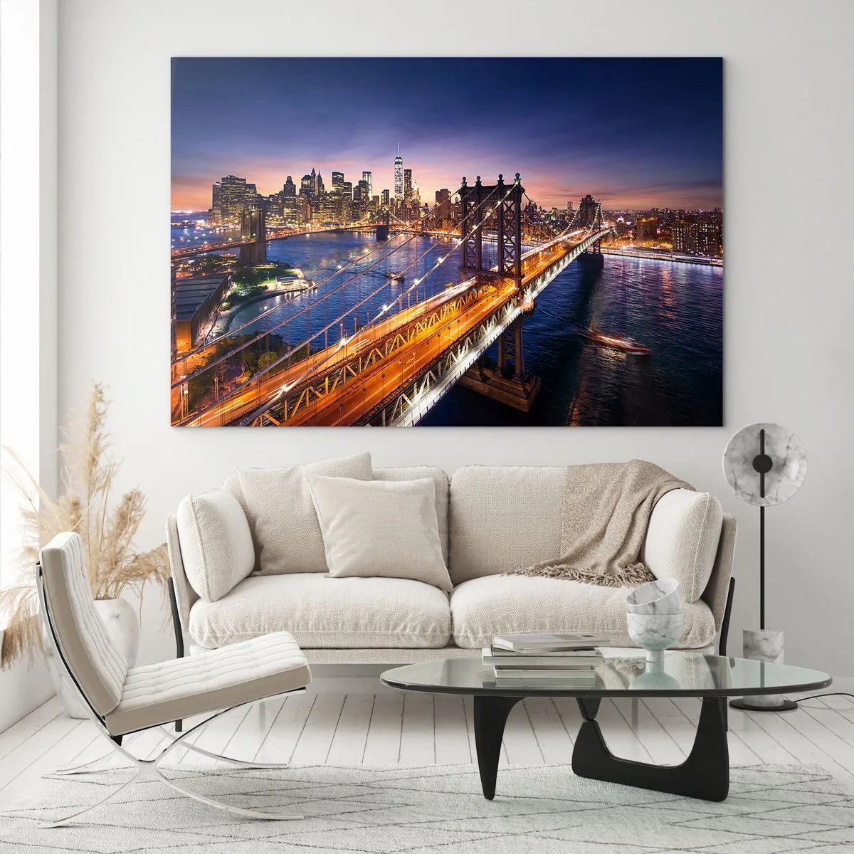 Glasbild - Bild auf glas - Die Brücke vor der Kulisse des abendlichen Stadtpanoramas mit beleuchteten Wolkenkratzern - 70x50cm - Eine leuchtende Brücke zum Herzen der Stadt - Moderne Wanddekoration für Wohnzimmer und Schlafzimmer ARTTOR
