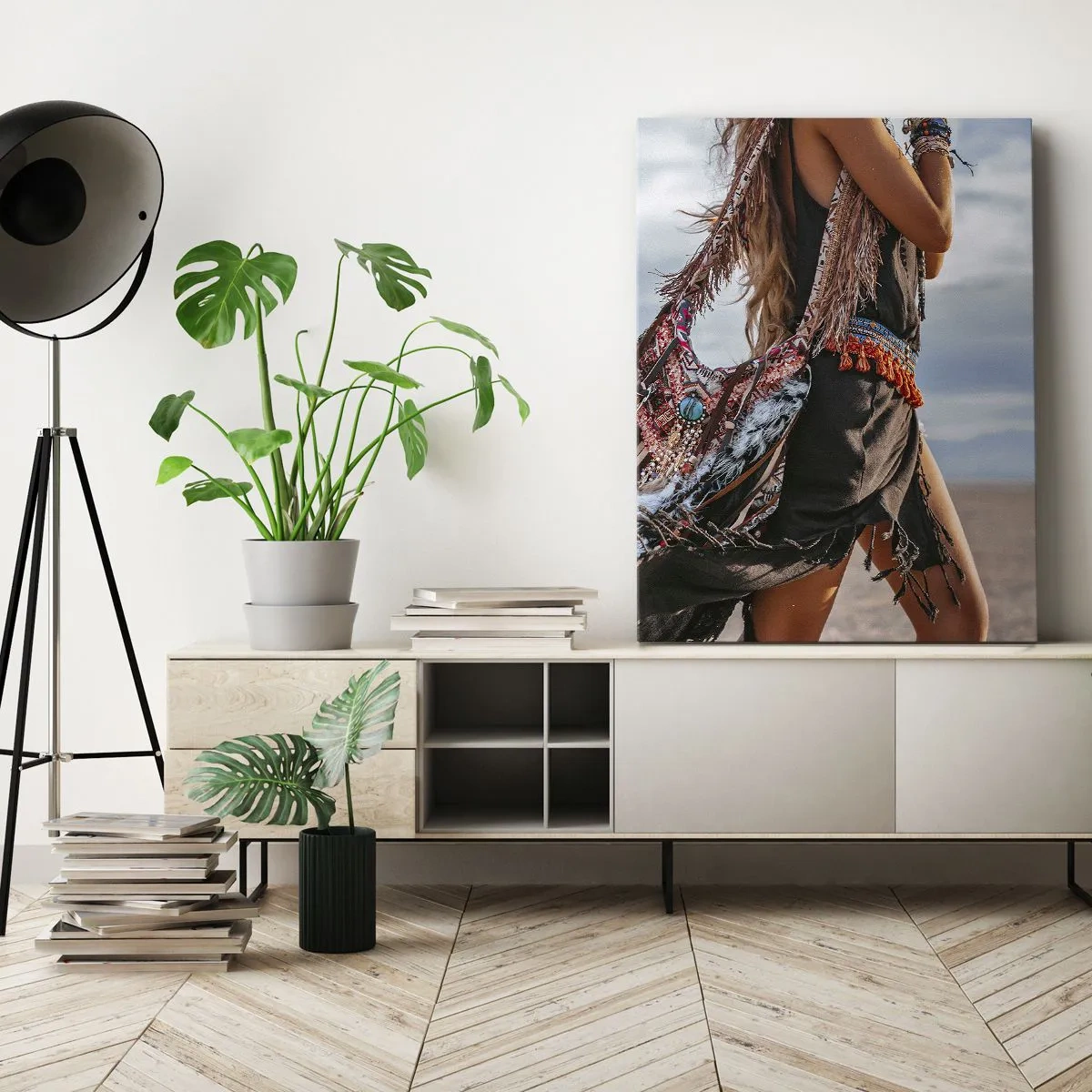 Bild auf Leinwand - Leinwandbild - Eine Frau im Boho-Stil mit Feder- und Schmuckdetails - 50x70cm - Das Mädchen des Schamanen - Moderne Wanddekoration für Wohnzimmer und Schlafzimmer ARTTOR