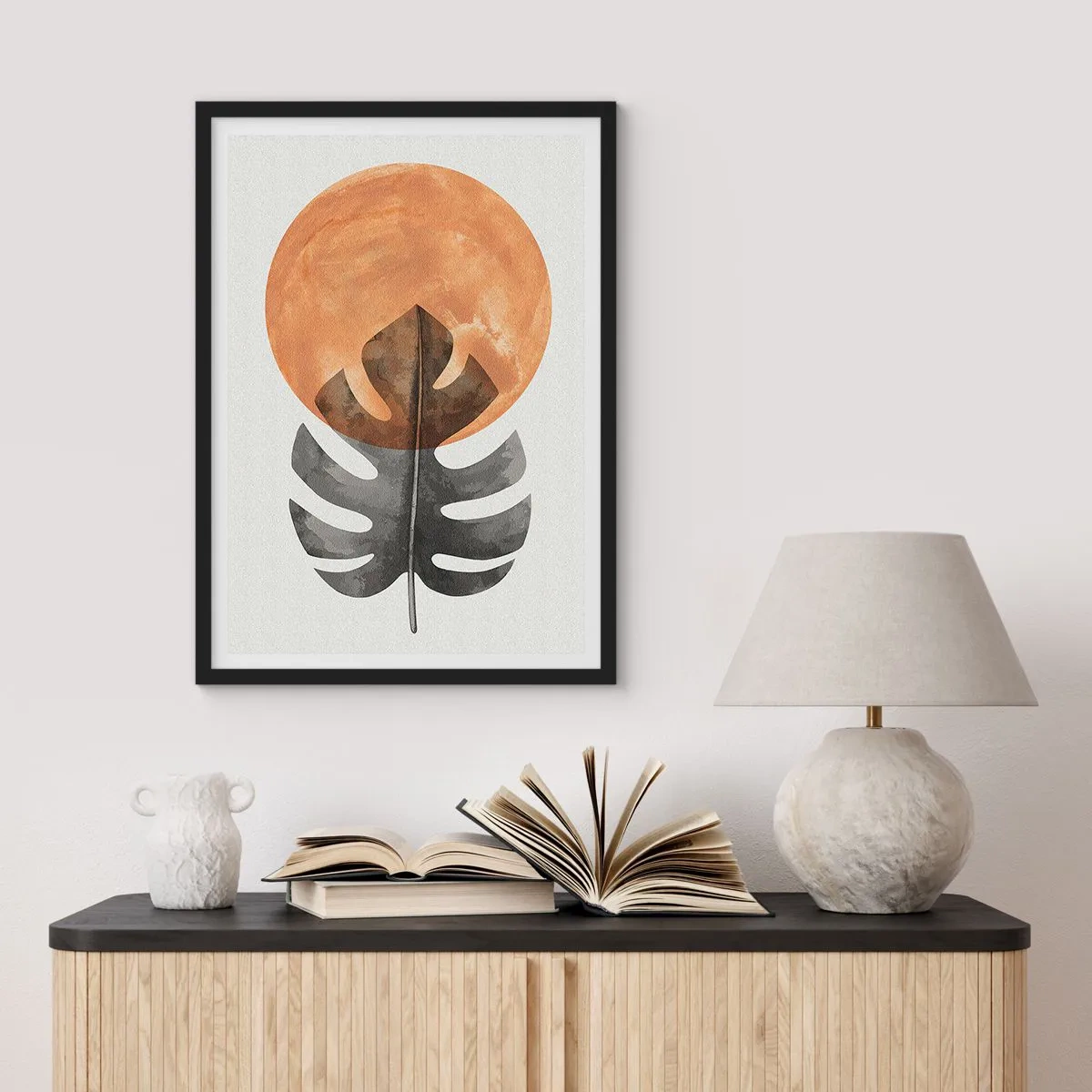 Poster in einem schwarzem Rahmen - Ein Monstera-Blatt vor einem warmen orangefarbenen Kreis - 50x70cm - Immer die Sonne - Moderne Wanddekoration für Wohnzimmer und Schlafzimmer ARTTOR