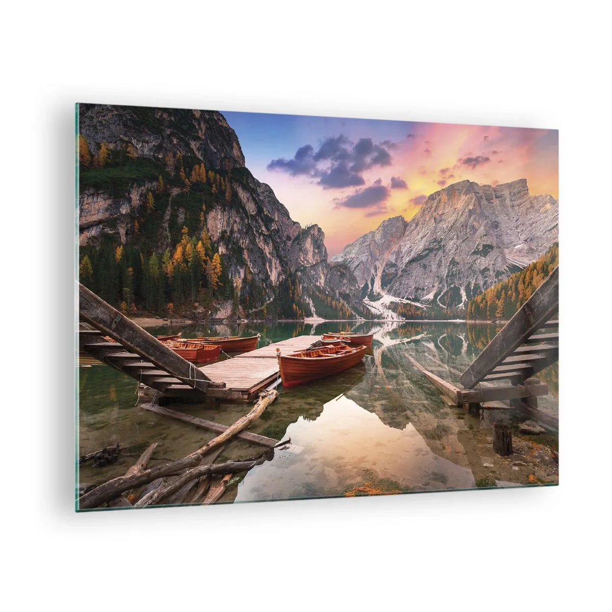 Glasbild - Bild auf glas - Bergsee mit Pier und Booten bei Sonnenaufgang - 70x50cm - Versprechen des Tages - Moderne Wanddekoration für Wohnzimmer und Schlafzimmer ARTTOR