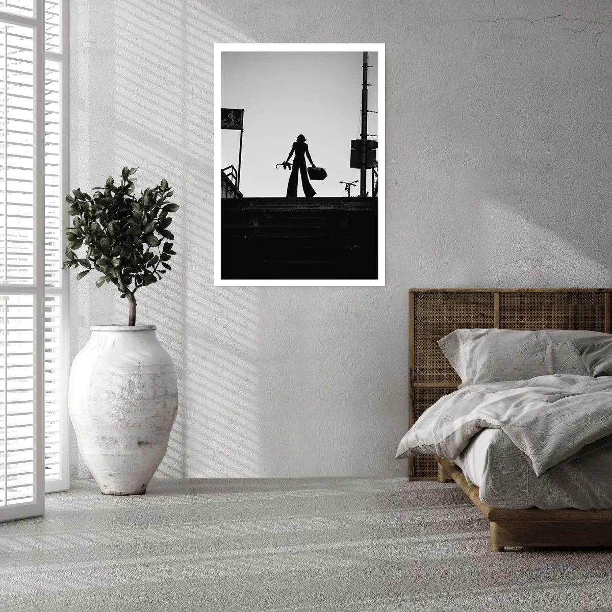 Poster - Silhouette einer Frau mit einem Koffer vor dem Hintergrund der untergehenden Sonne - 50x70cm - Städtisches Wandern - Moderne Wanddekoration für Wohnzimmer und Schlafzimmer ARTTOR