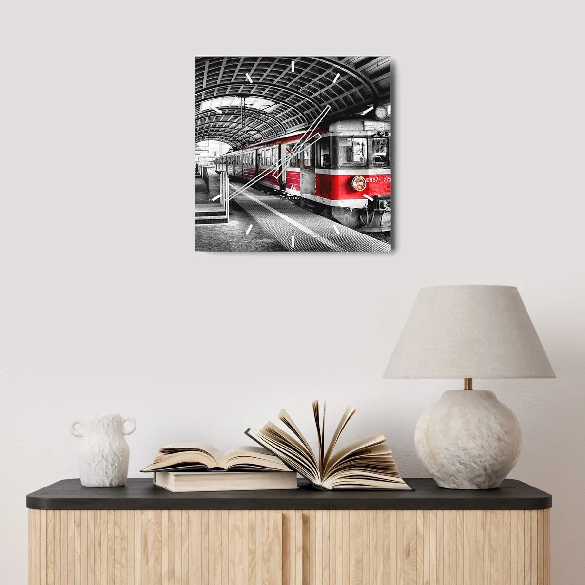 Wanduhr - Glasuhr - Roter Zug am Bahnhof unter einem Dach - 30x30cm - Vielleicht ist es eine Reise Ihres Lebens? - Moderne Wanddekoration für Wohnzimmer und Schlafzimmer ARTTOR