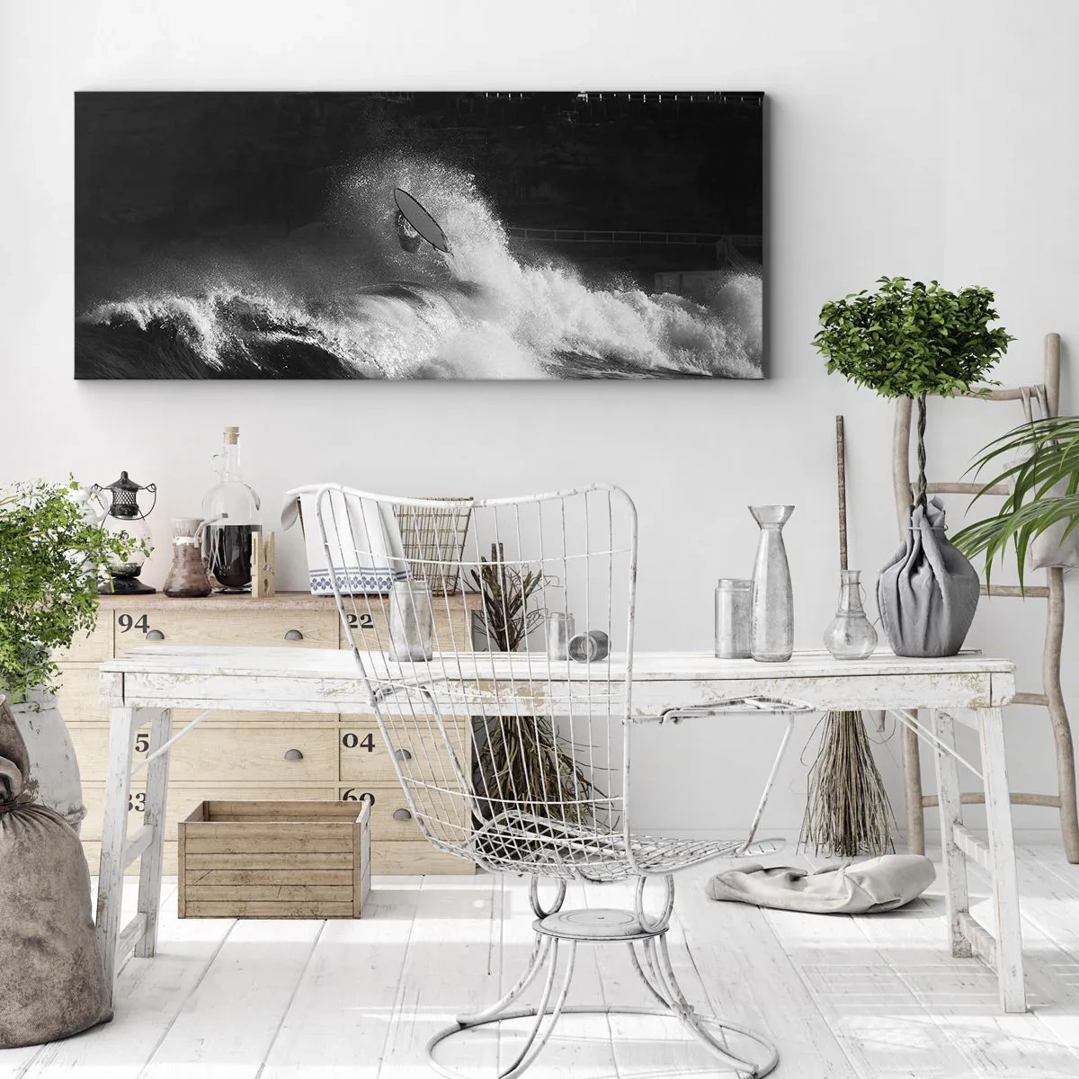 Bild auf Leinwand - Leinwandbild - Ein Surfer, der eine Welle reitet, in Monochrom - 160x50cm - Herausforderung angenommen! - Moderne Wanddekoration für Wohnzimmer und Schlafzimmer ARTTOR