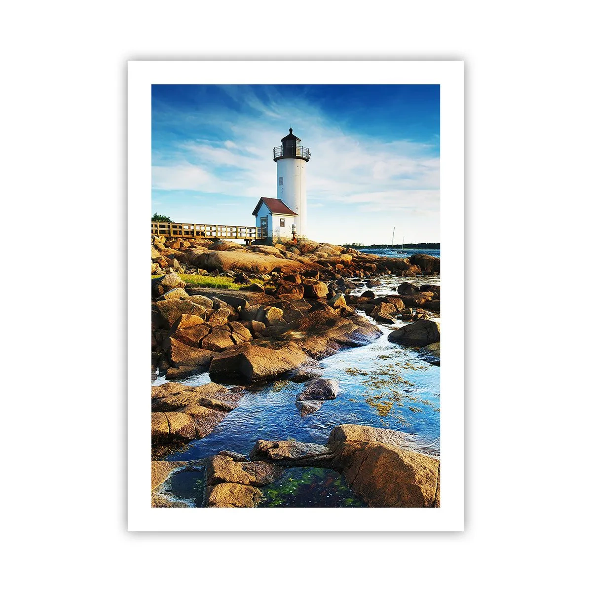 Poster - Ein Leuchtturm an einer felsigen Küste an einem sonnigen Tag - 50x70cm - Komm glücklich zurück, ich warte - Moderne Wanddekoration für Wohnzimmer und Schlafzimmer ARTTOR