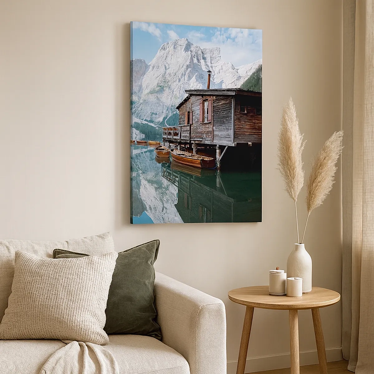 Bild auf Leinwand - Leinwandbild - Ein Holzhaus an einem ruhigen Bergsee - 50x70cm - Kristallklarer Bergmorgen - Moderne Wanddekoration für Wohnzimmer und Schlafzimmer ARTTOR