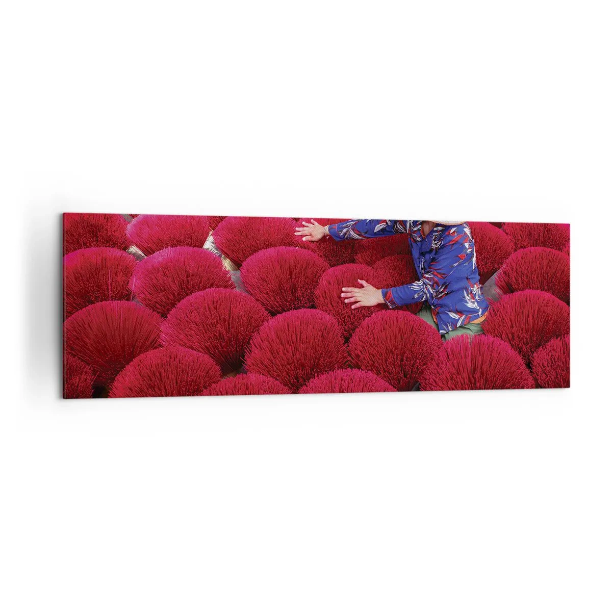 Bild auf Leinwand - Leinwandbild - Eine Frau mit traditionellem Hut zwischen roten Räucherstäbchen - 160x50cm - Im Reisfeld - Moderne Wanddekoration für Wohnzimmer und Schlafzimmer ARTTOR