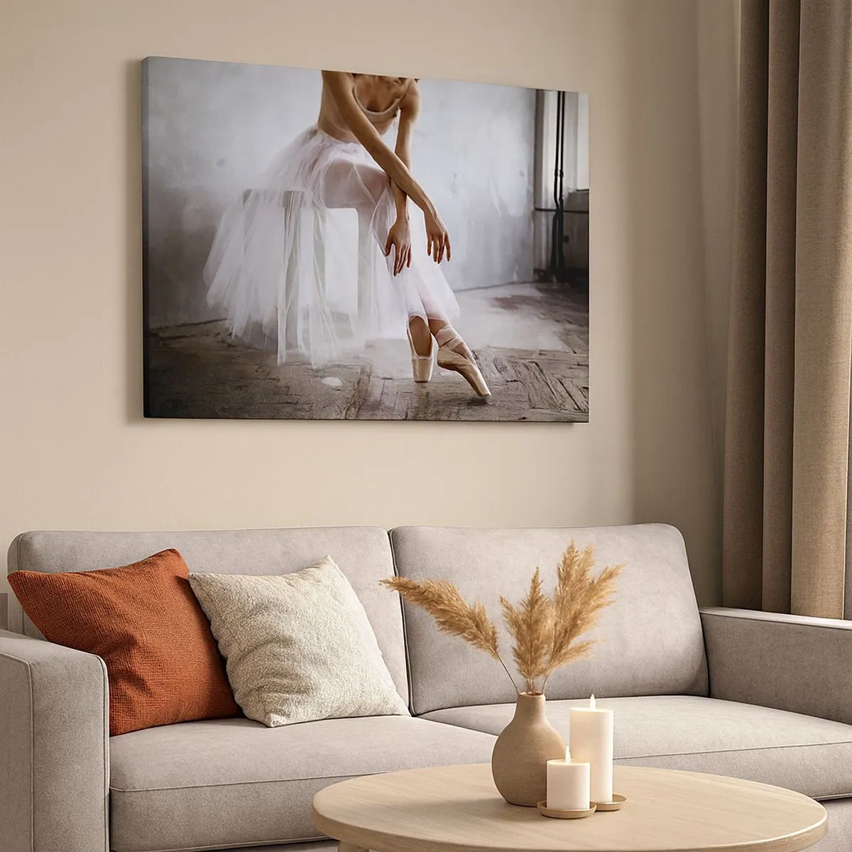 Bild auf Leinwand - Leinwandbild - Eine Ballerina in zarter Pose vor industriellem Hintergrund - 70x50cm - Bevor die Rampe leuchtet - Moderne Wanddekoration für Wohnzimmer und Schlafzimmer ARTTOR