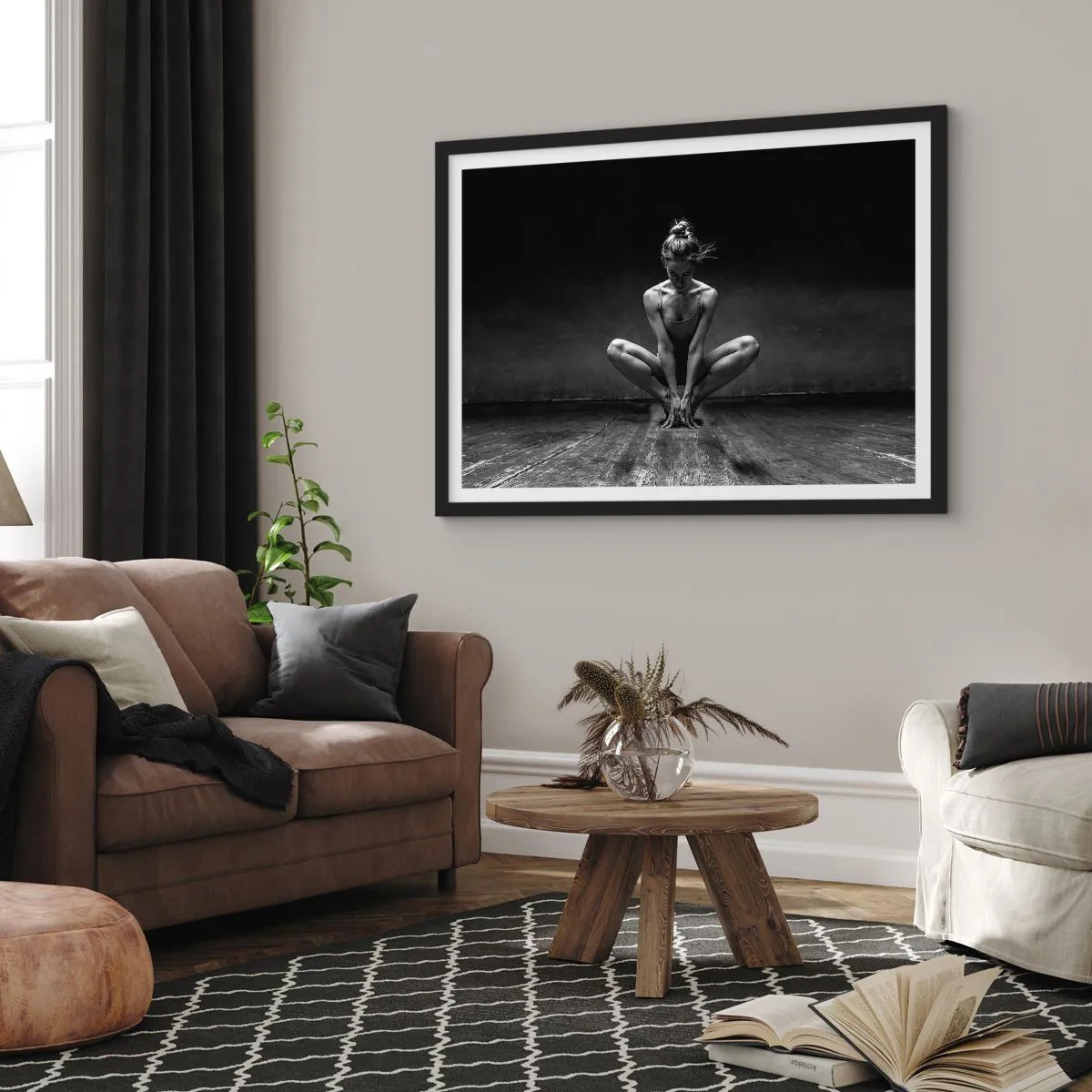 Poster in einem schwarzem Rahmen - Ein Schwarz-Weiß-Porträt einer Tänzerin in voller Konzentration. - 70x50cm - Konzentration der Tanzenergie - Moderne Wanddekoration für Wohnzimmer und Schlafzimmer ARTTOR