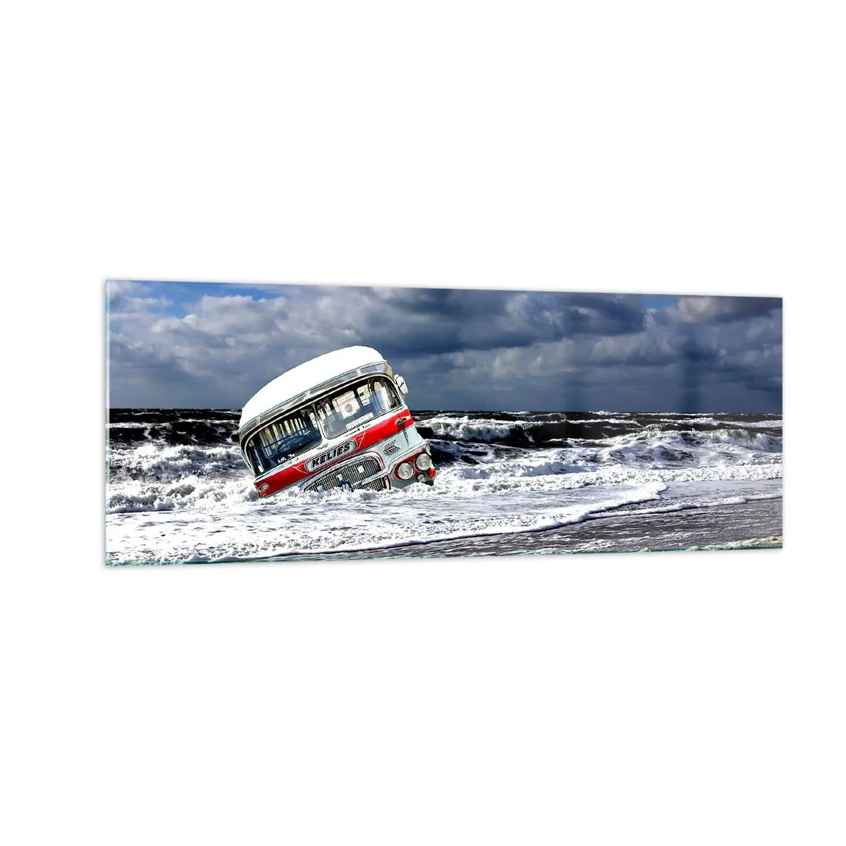 Glasbild - Bild auf glas - Ein versunkener Bus am Strand inmitten von Wellen und rauer See - 140x50cm - Und was stehst du so erstaunt? - Moderne Wanddekoration für Wohnzimmer und Schlafzimmer ARTTOR