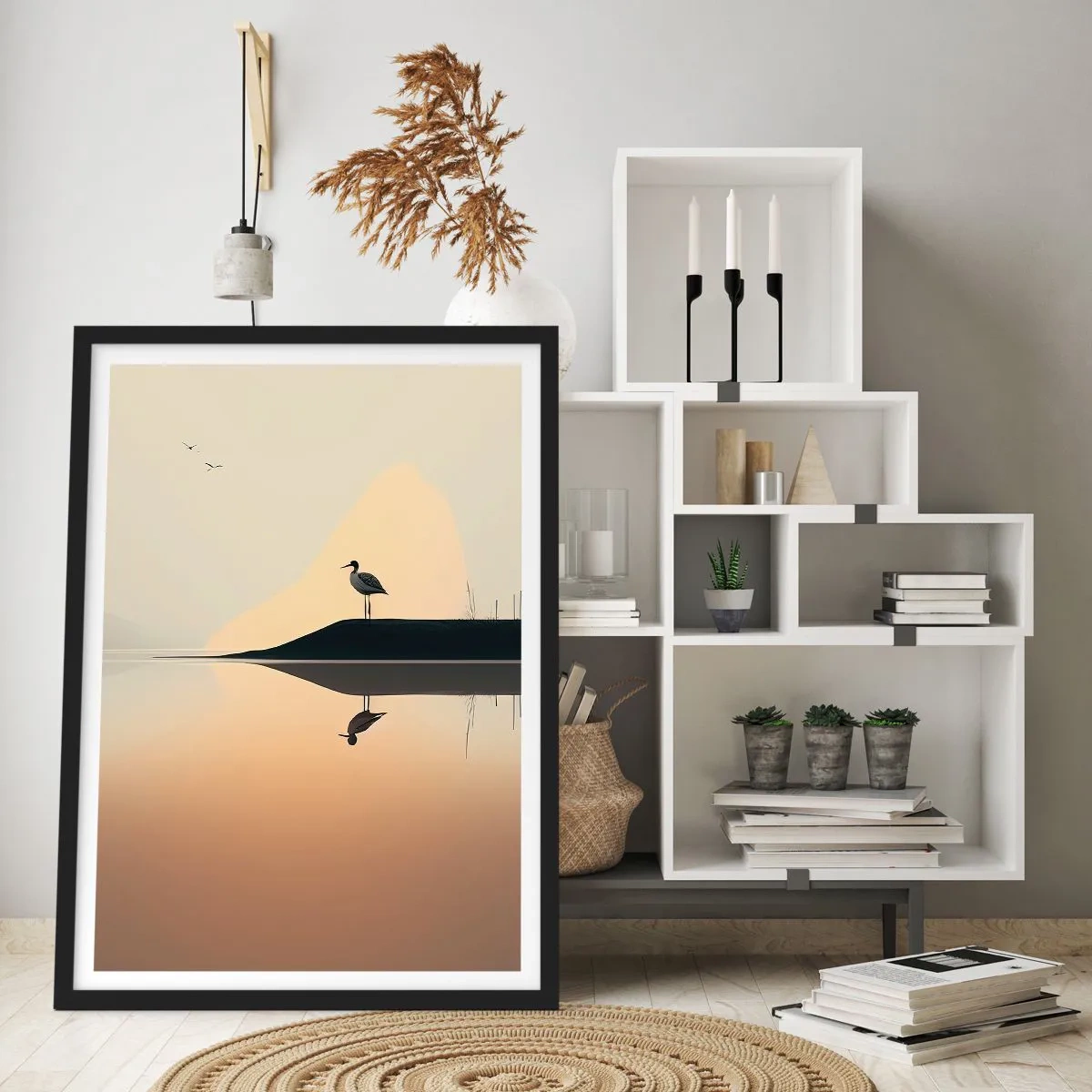 Poster in einem schwarzem Rahmen - Ein Storch steht am Ufer eines Sees mit seiner Spiegelung im Wasser - 50x70cm - Herr am See - Moderne Wanddekoration für Wohnzimmer und Schlafzimmer ARTTOR