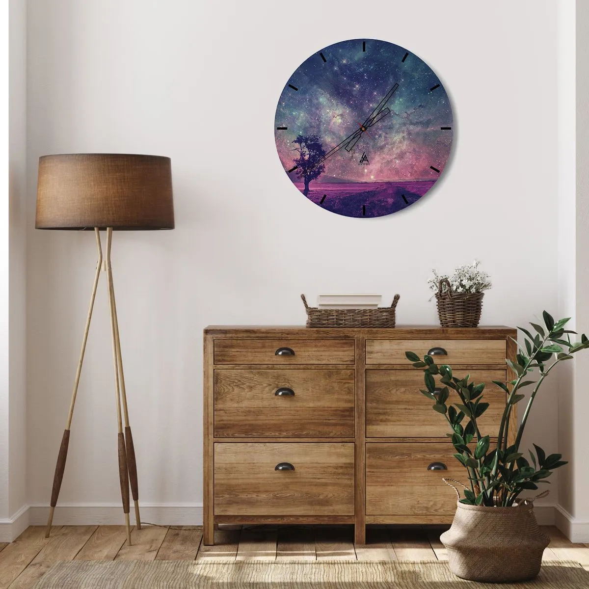 Wanduhr - Glasuhr - Eine Weltraumlandschaft mit einem Baum unter den Sternen - 30x30cm - Unter dem magischen Himmel - Moderne Wanddekoration für Wohnzimmer, Küche und Schlafzimmer ARTTOR