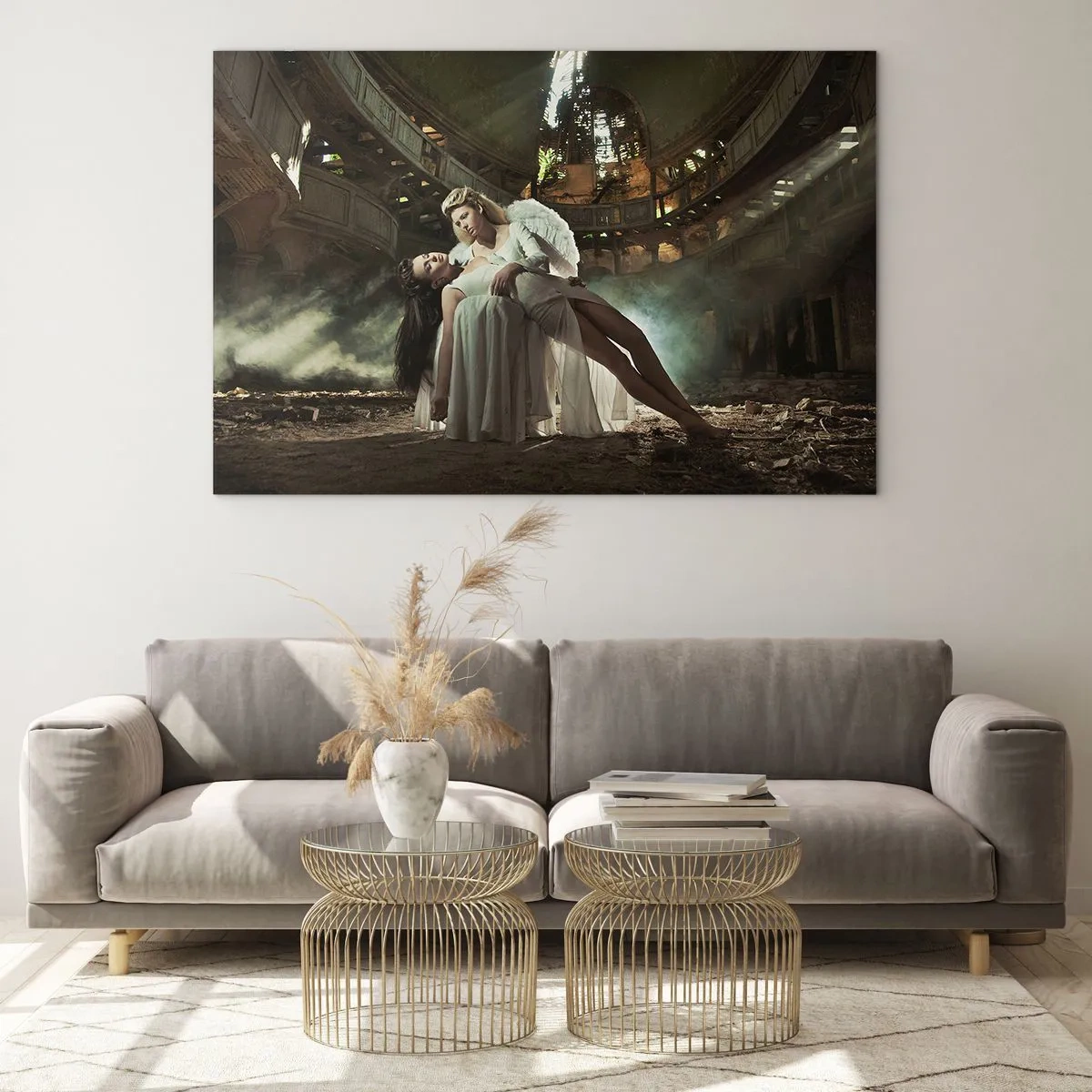 Glasbild - Bild auf glas - Eine Engelsfigur hält eine Frau in den Ruinen eines Gebäudes - 70x50cm - Der Geist des alten Theaters - Moderne Wanddekoration für Wohnzimmer und Schlafzimmer ARTTOR