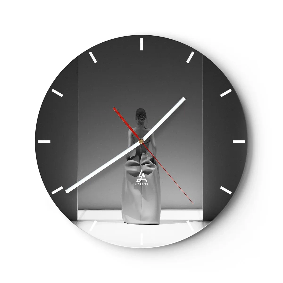Wanduhr - Glasuhr - Schwarz-weiße Skulptur einer Frau in einem minimalistischen Raum - 30x30cm - Raffinierte Einfachheit - Moderne Wanddekoration für Wohnzimmer, Küche und Schlafzimmer ARTTOR