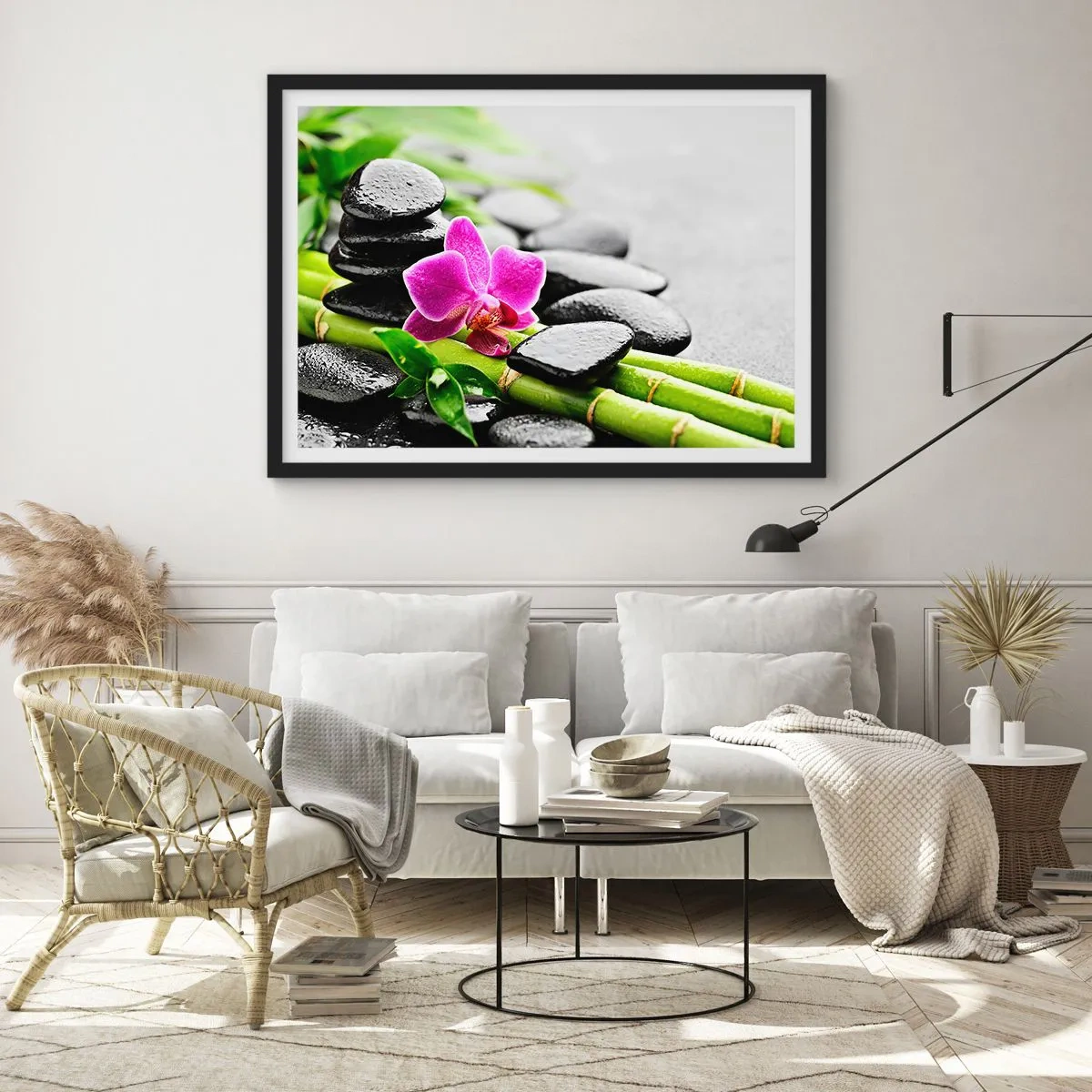 Poster in einem schwarzem Rahmen - Lila Orchidee, schwarze Steine und Bambus in einer ruhigen Komposition - 100x70cm - In ruhiger Balance - Moderne Wanddekoration für Wohnzimmer und Schlafzimmer ARTTOR