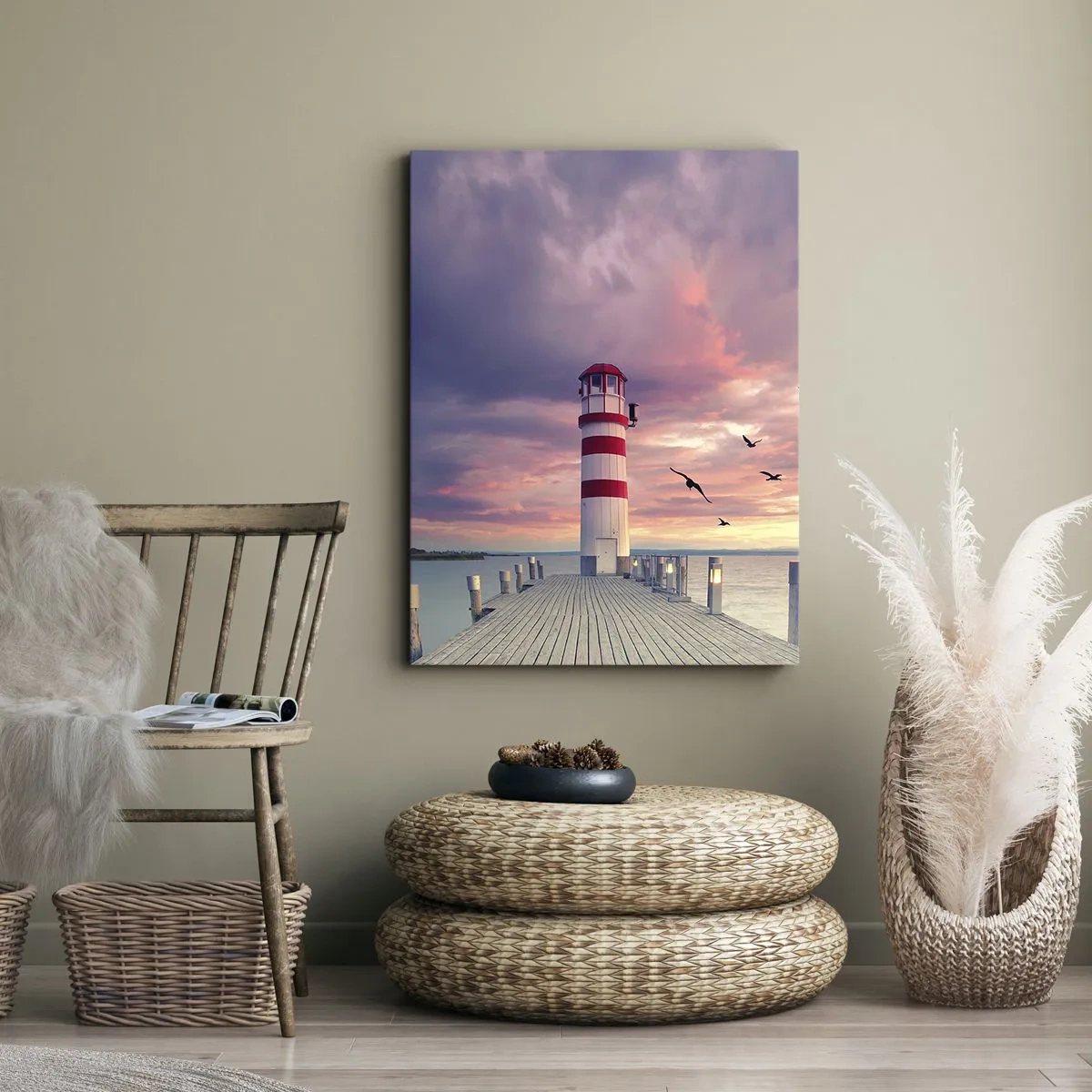 Bild auf Leinwand - Leinwandbild - Ein Leuchtturm auf dem Pier, umgeben von einem malerischen Sonnenuntergang - 70x100cm - Es ist Zeit zum Hafen zu gehen - Moderne Wanddekoration für Wohnzimmer und Schlafzimmer ARTTOR