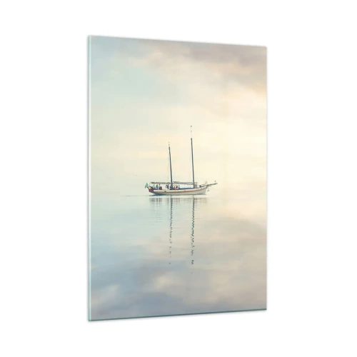 Glasbild - Bild auf glas - Ein Segelboot, das im Morgengrauen auf ruhiger See treibt - 50x70cm - Im Meer der Stille - Moderne Wanddekoration für Wohnzimmer und Schlafzimmer ARTTOR