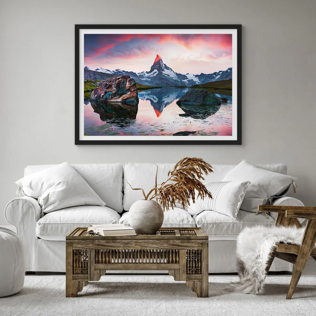 Poster in einem schwarzem Rahmen - Ein Berggipfel spiegelt sich bei Sonnenuntergang in einem See - 100x70cm - Das Herz der Berge ist heiß - Moderne Wanddekoration für Wohnzimmer und Schlafzimmer ARTTOR