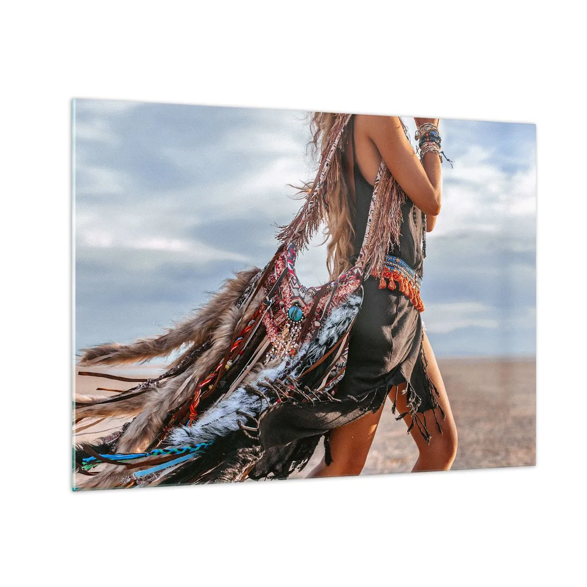 Glasbild - Bild auf glas - Frau im Boho-Stil mit Federn und Dekorationen vor einem Wüstenhintergrund - 70x50cm - Das Mädchen des Schamanen - Moderne Wanddekoration für Wohnzimmer und Schlafzimmer ARTTOR