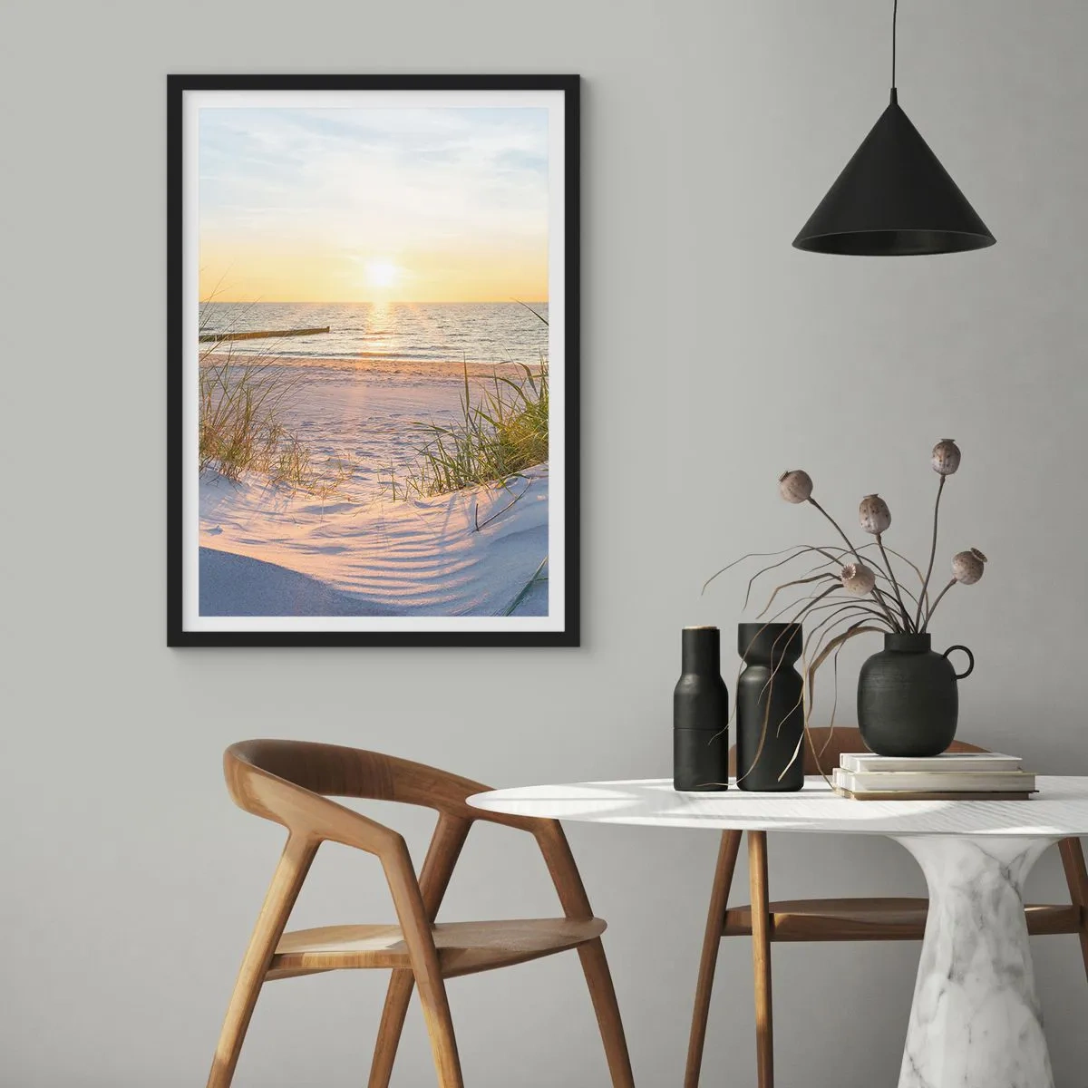 Poster in einem schwarzem Rahmen - Sonnenuntergangsstrand mit Meerblick - 50x70cm - Das Rauschen des Meeres, der Gesang der Vögel, ein wilder Strand im Gras ... - Moderne Wanddekoration für Wohnzimmer und Schlafzimmer ARTTOR