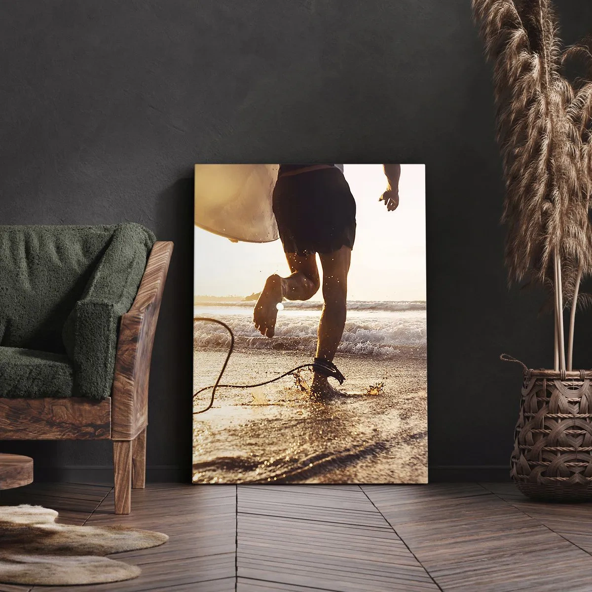 Bild auf Leinwand - Leinwandbild - Ein Surfer läuft mit seinem Brett in der Sonne am Strand entlang. - 70x100cm - Um die Welle zu treffen - Moderne Wanddekoration für Wohnzimmer und Schlafzimmer ARTTOR