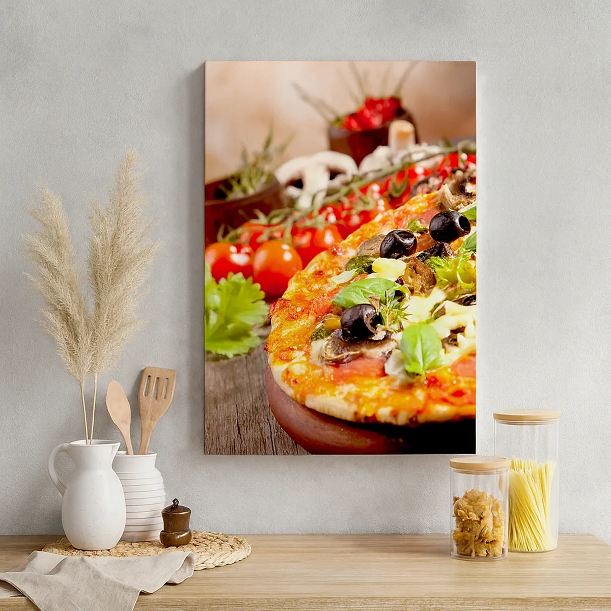 Bild auf Leinwand - Leinwandbild - Pizza mit Oliven, Basilikum und frischen Zutaten auf Holzhintergrund - 50x70cm - Aus den tellurischen Zutaten - Moderne Wanddekoration für Wohnzimmer und Schlafzimmer ARTTOR