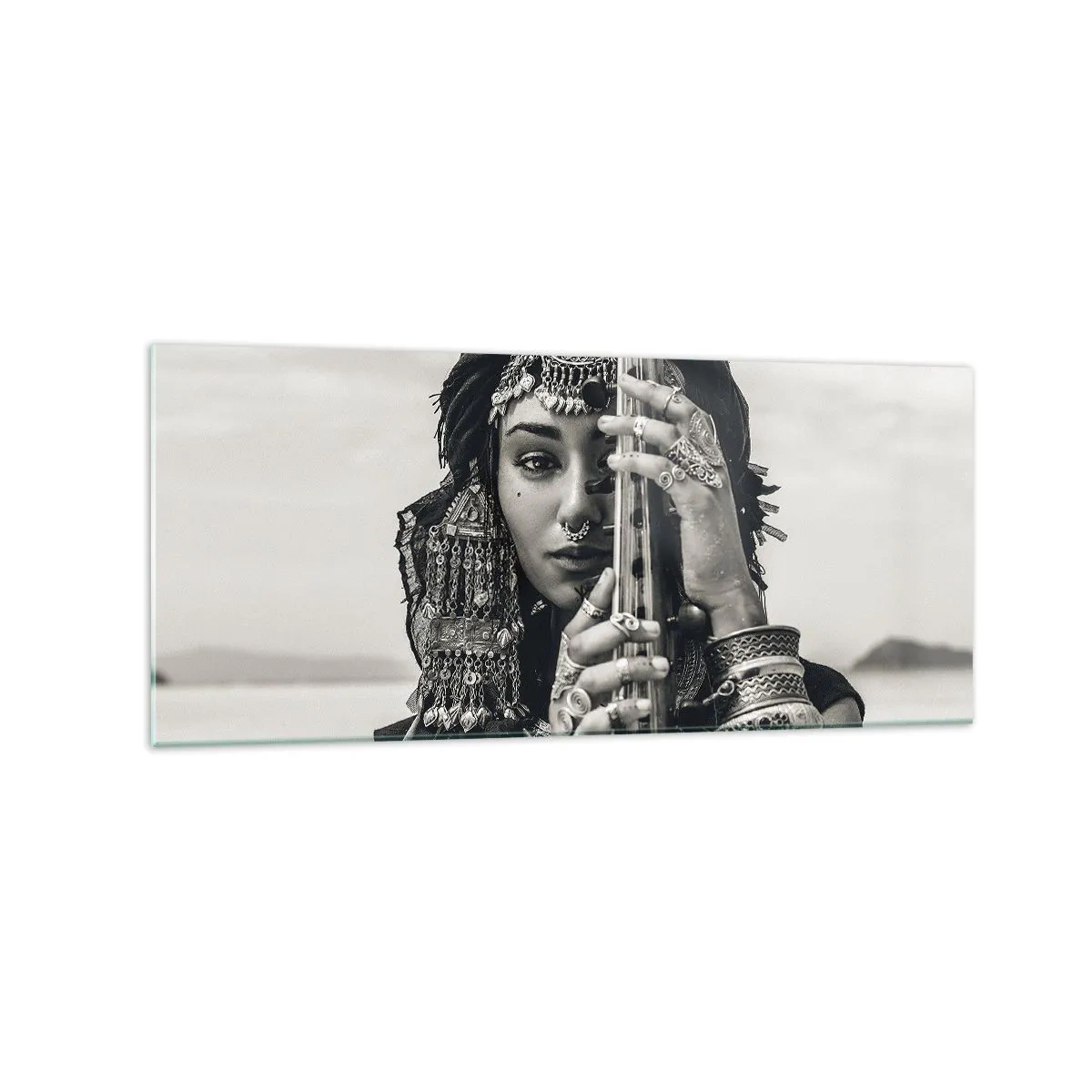 Glasbild - Bild auf glas - Porträt einer Frau mit ethnischem Schmuck, die ein Instrument in der Hand hält - 120x50cm - Die Musik des Orients selbst - Moderne Wanddekoration für Wohnzimmer und Schlafzimmer ARTTOR